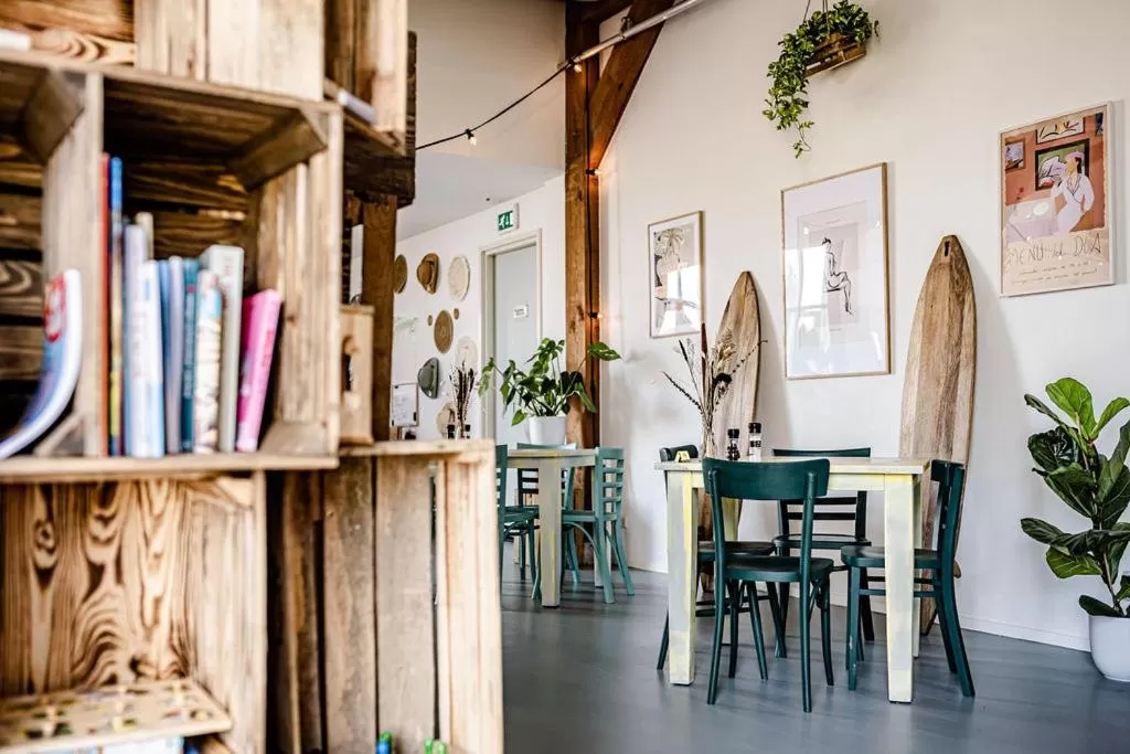 Restaurant/places to eat in TinyParks Cast Away