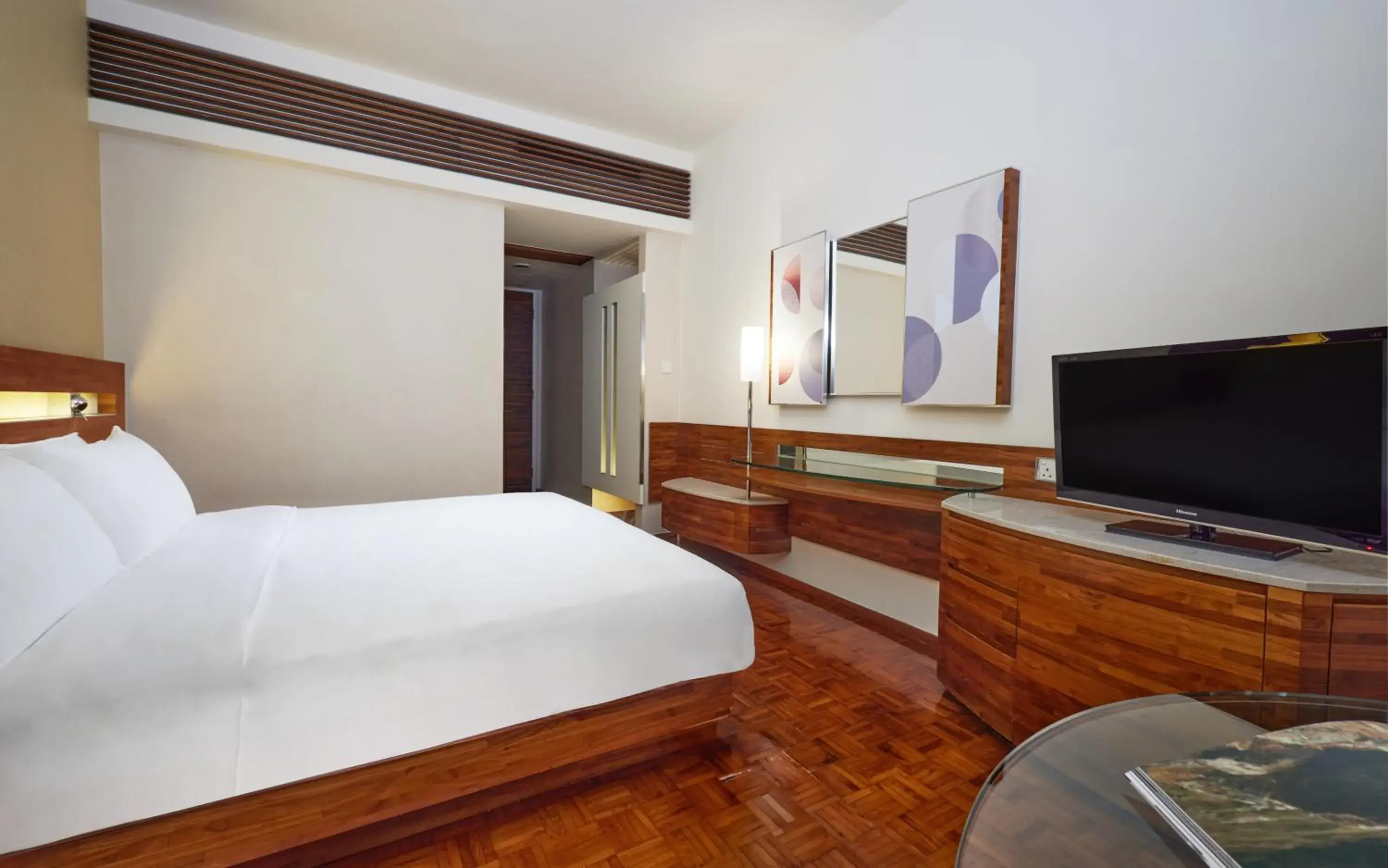Bedroom, TV/Entertainment Center in Nina Hotel Causeway Bay