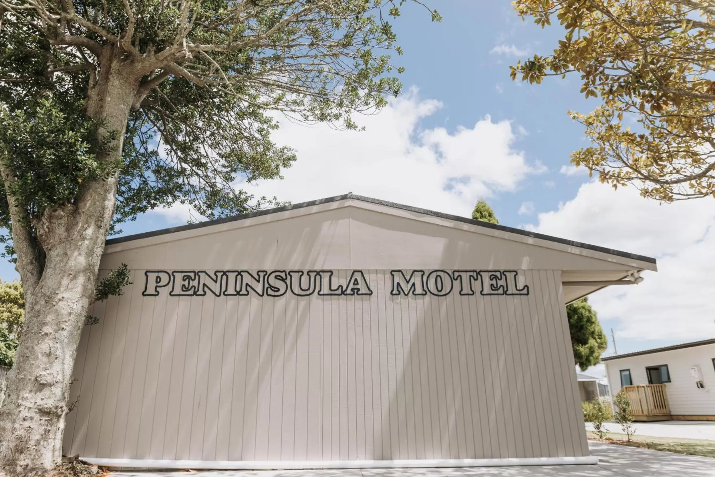 Property Logo/Sign in Peninsula Motel