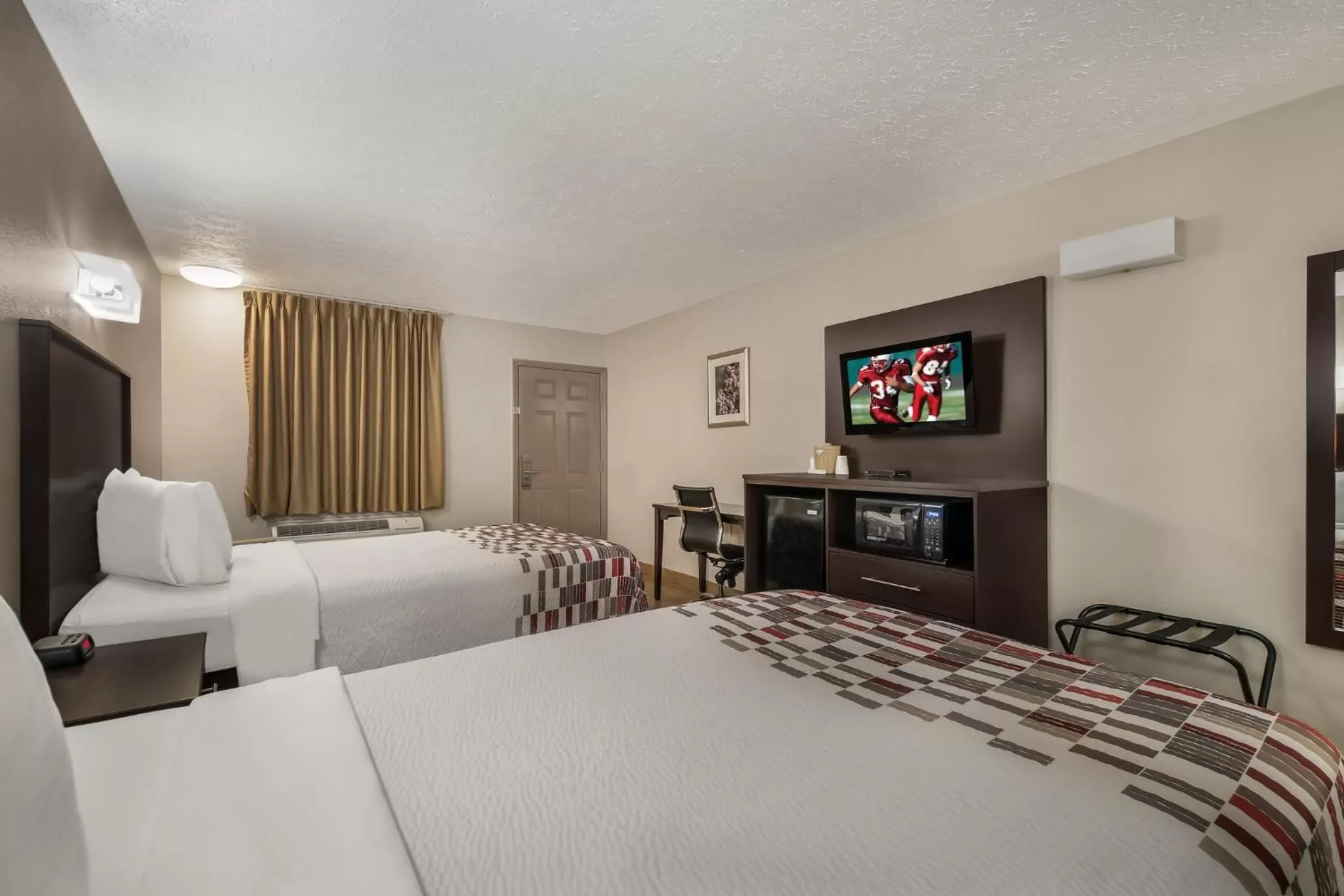 Photo of the whole room, Bed in Red Roof Inn Crossville