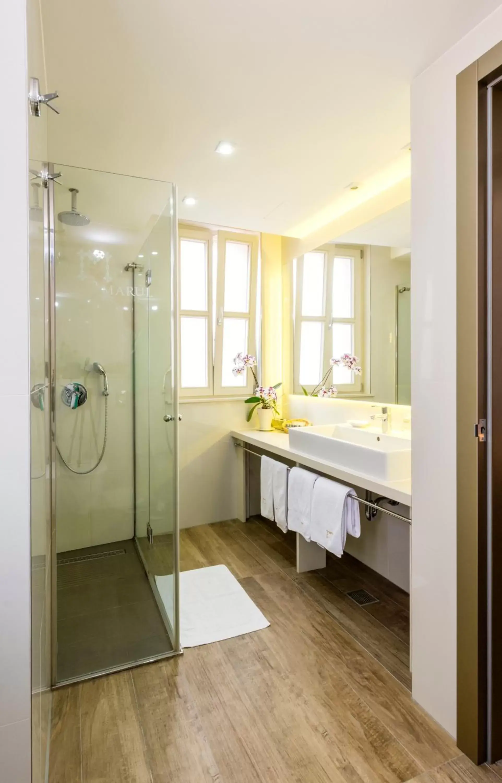 Shower, Bathroom in Hotel Marul
