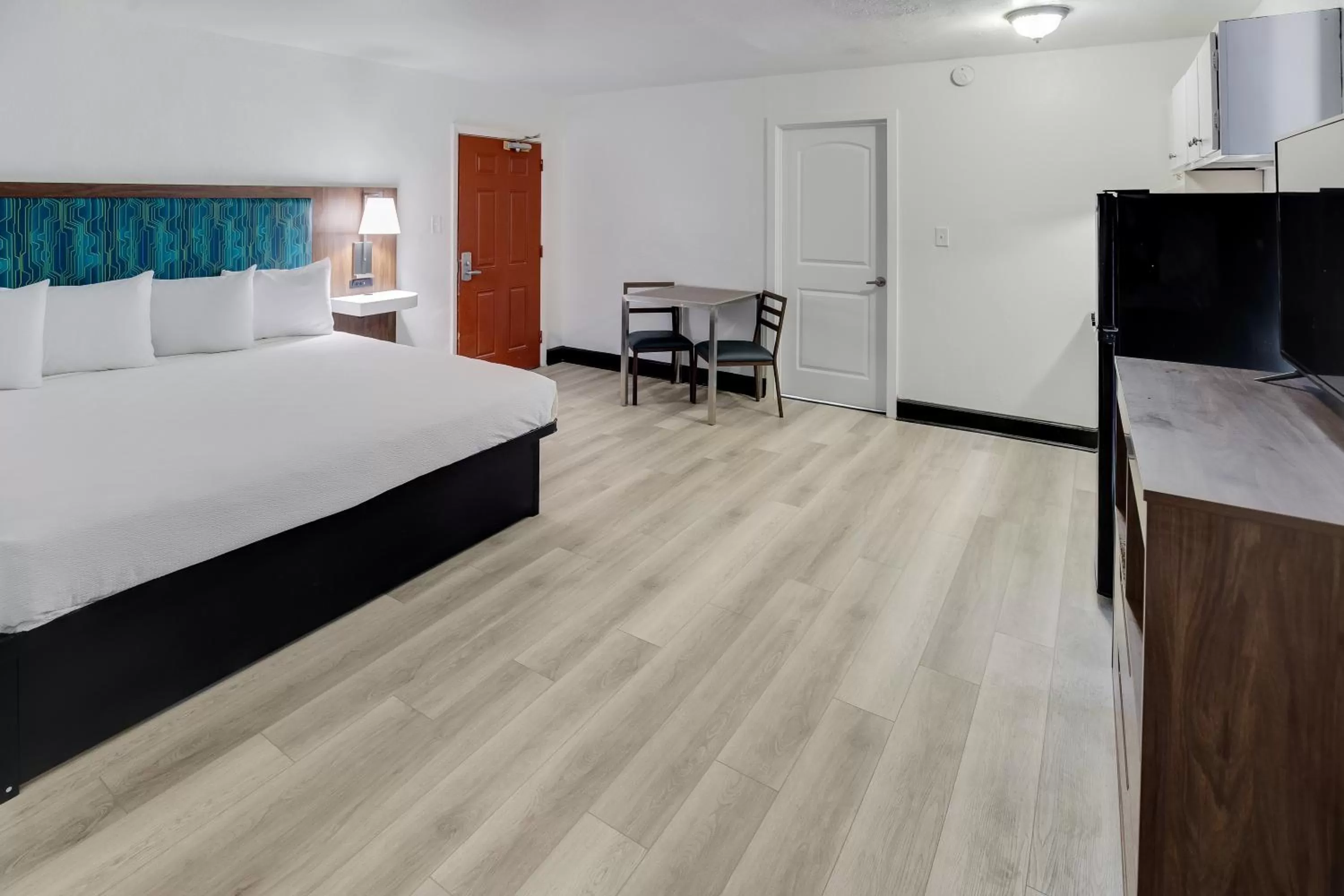 Kitchen or kitchenette, Bed in Blu Atlantic Hotel & Suites