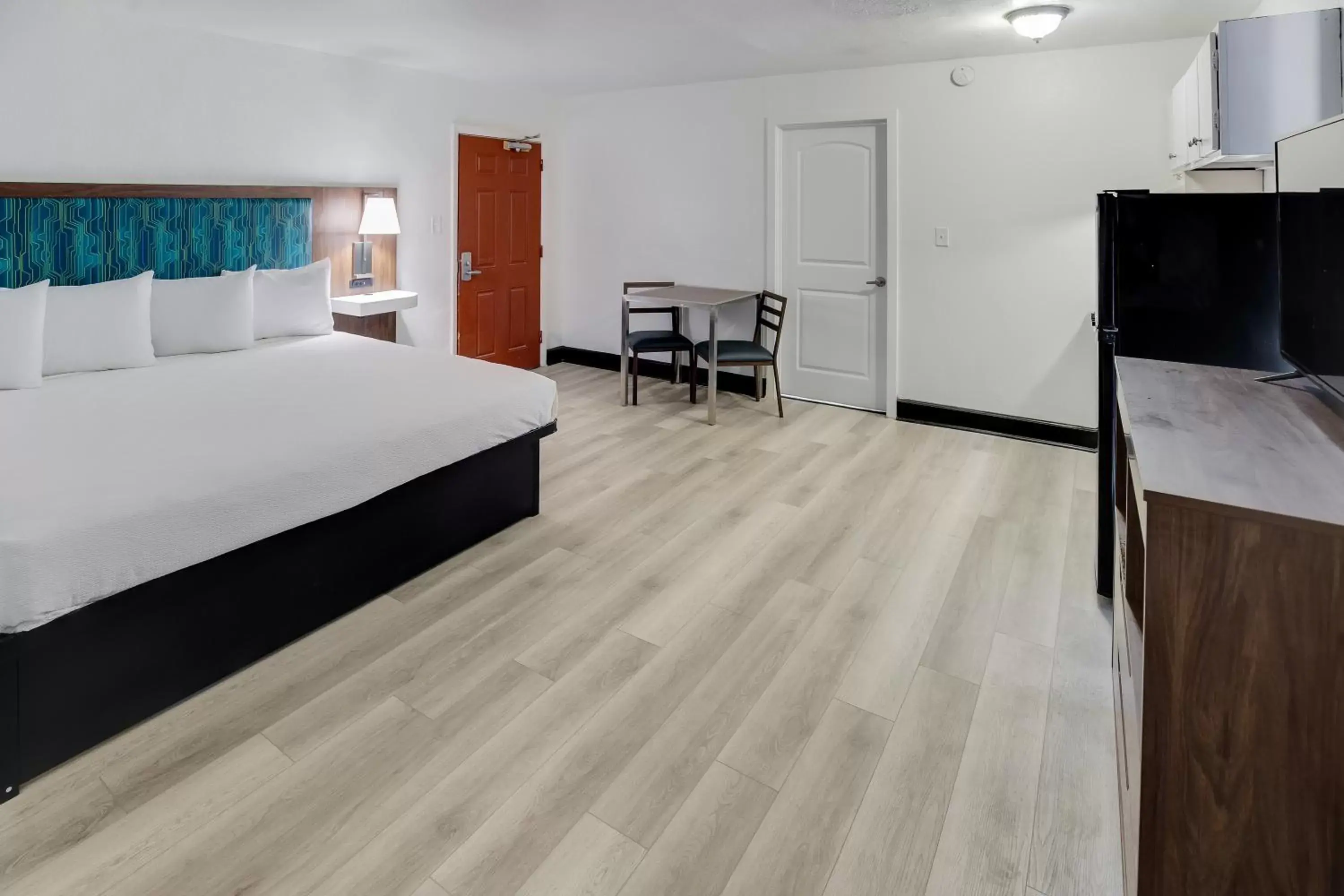 Kitchen or kitchenette, Bed in Blu Atlantic Hotel & Suites Kitchen or kitchenette, Bed in Blu Atlantic Hotel & Suites