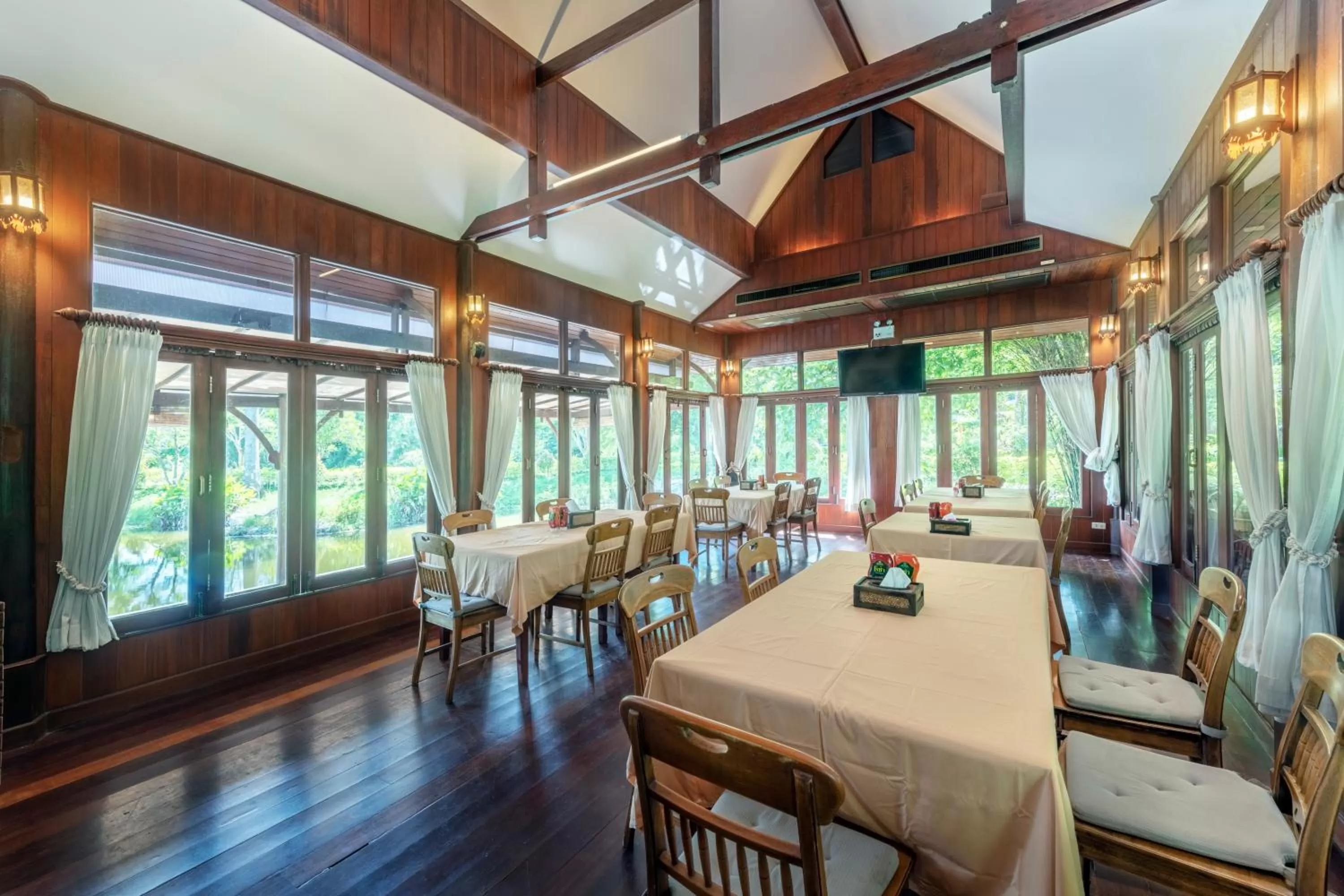 Restaurant/places to eat in Vana Varin Resort