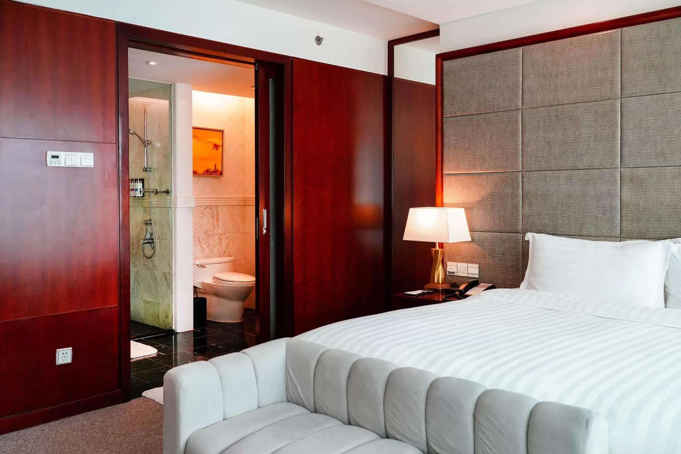 Photo of the whole room, Bed in Pullman Shanghai Skyway