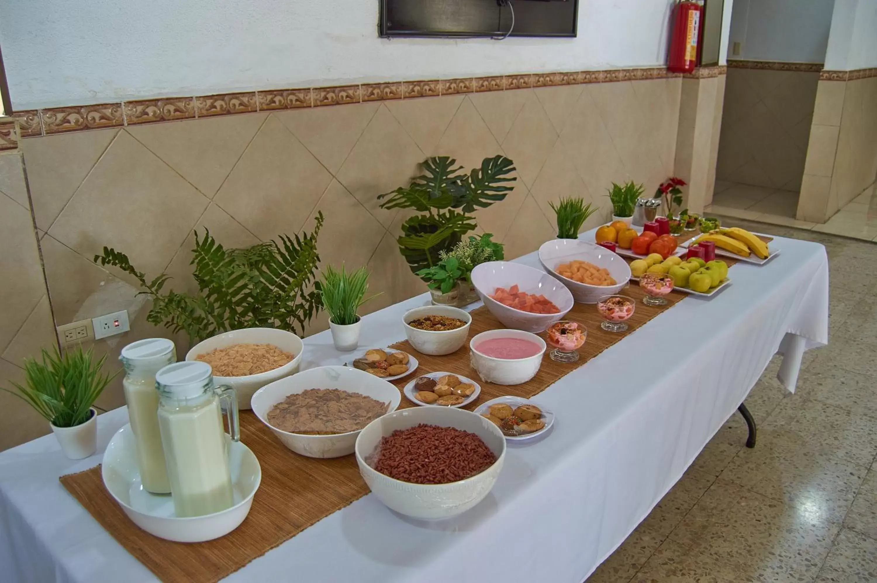 Buffet breakfast in Hotel del Alba Inn & Suites