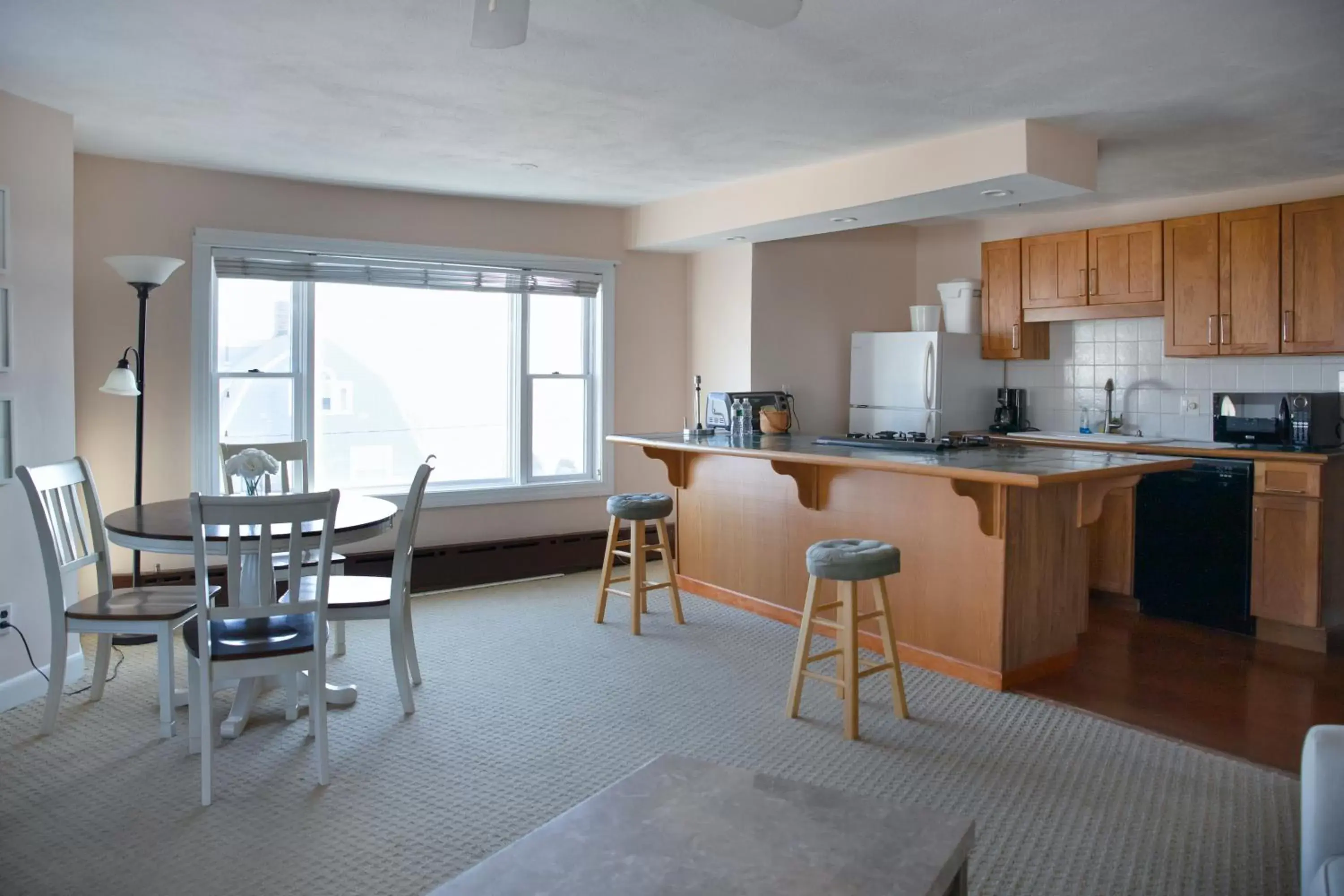 Living room, Kitchen/Kitchenette in Winthrop Arms Hotel Restaurant Logan Airport