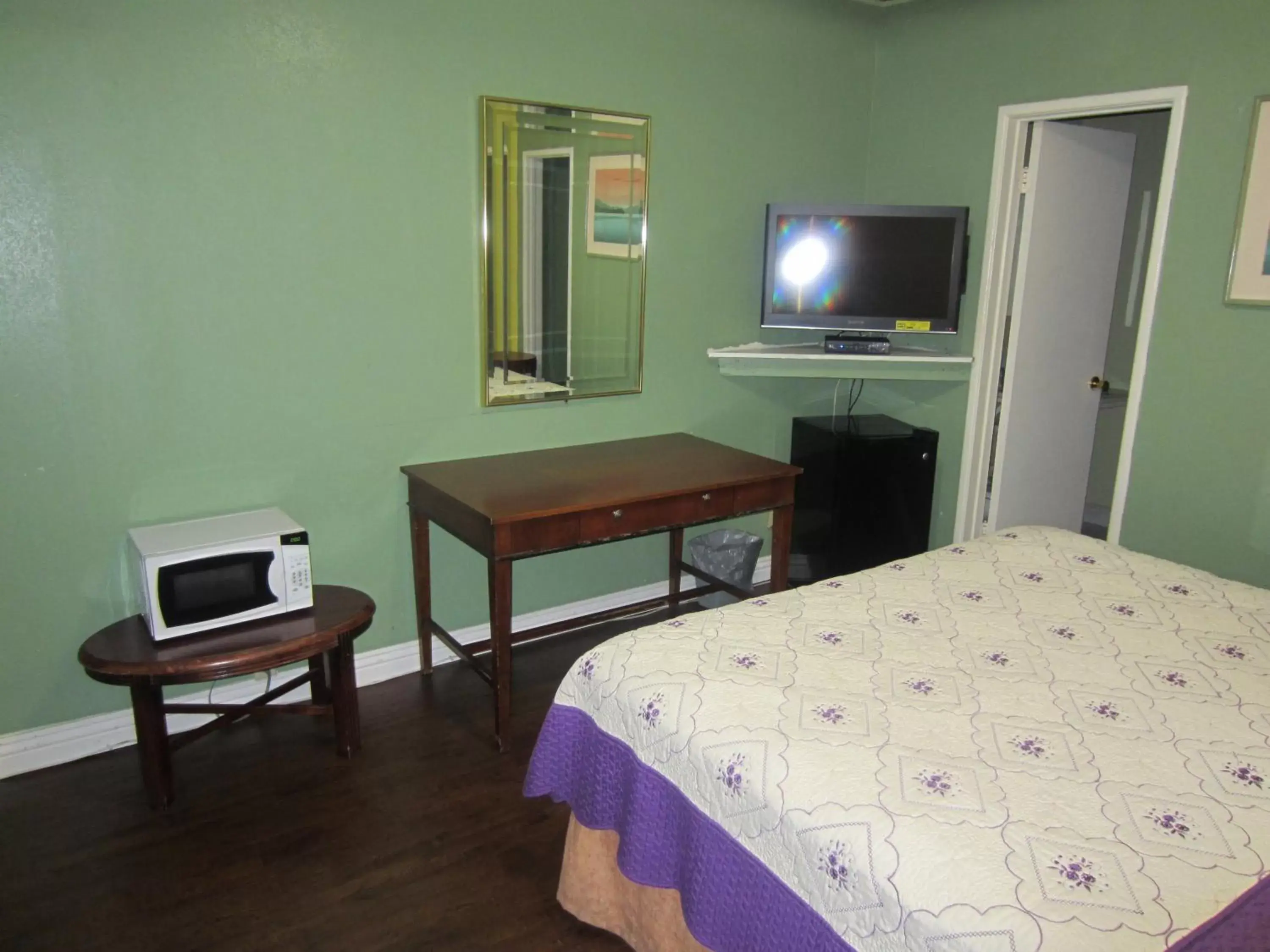 Bedroom, TV/Entertainment Center in Travel Eagle Inn Motel