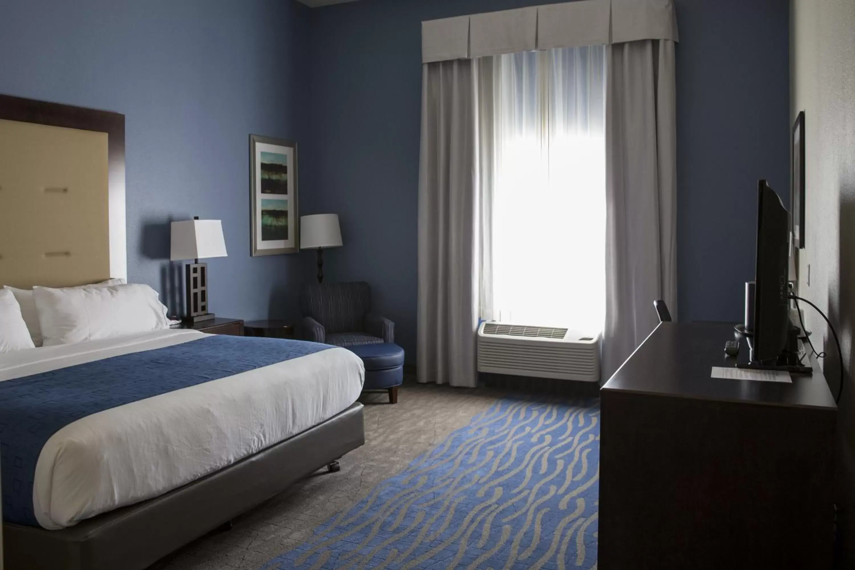 Bedroom, Bed in Holiday Inn Express and Suites Edwardsville, an IHG Hotel