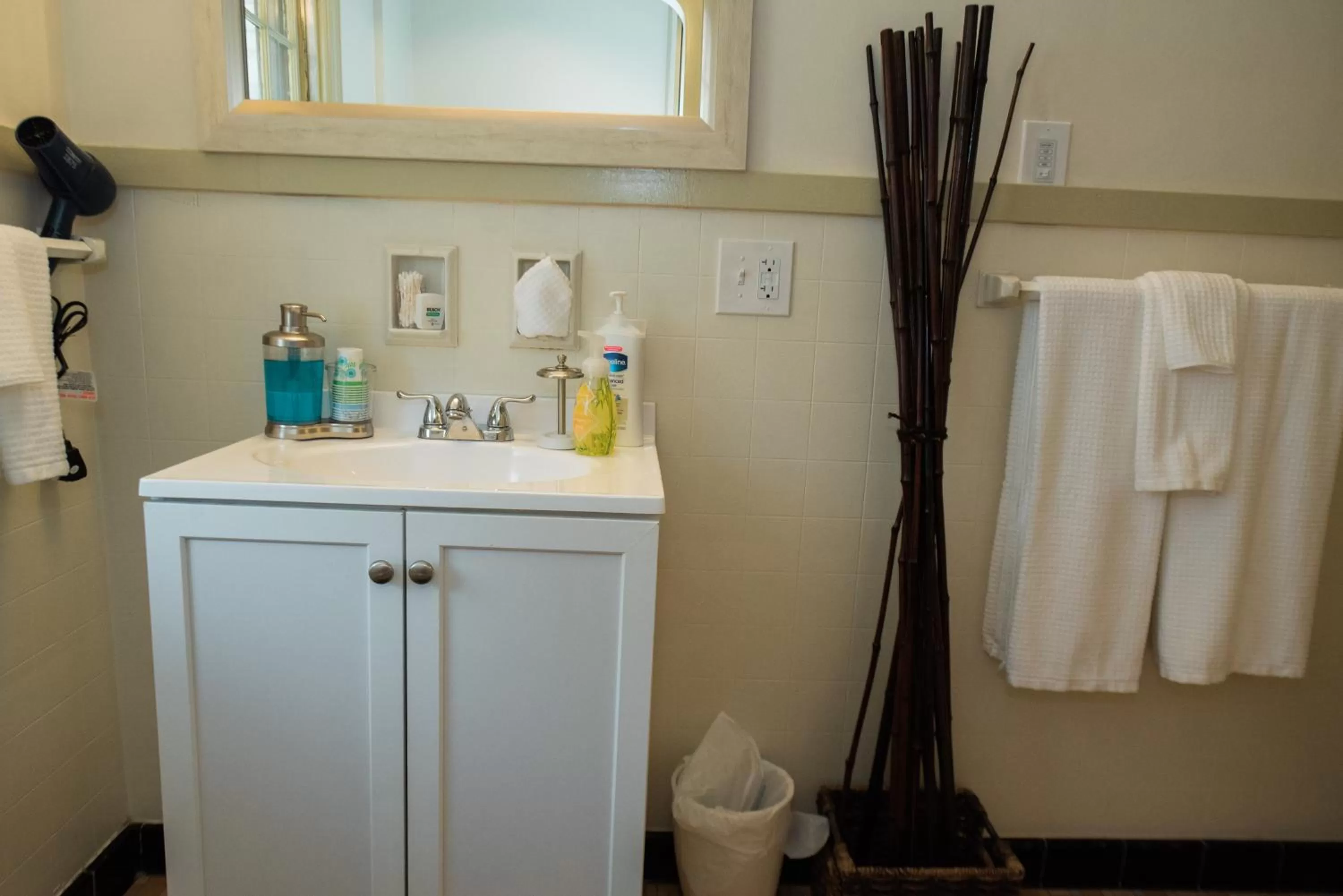 Bathroom, Kitchen/Kitchenette in The Little Italy of Niagara Falls Bed & Breakfast