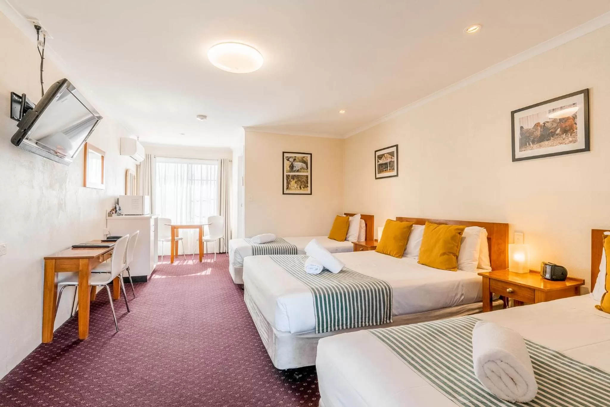 Photo of the whole room, Bed in The Henry Parkes Tenterfield