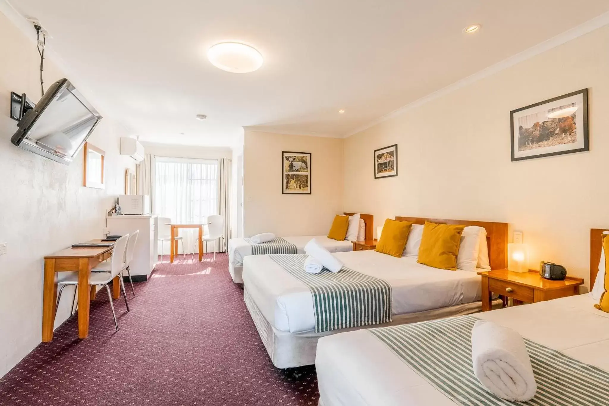 Photo of the whole room, Bed in The Henry Parkes Tenterfield Photo of the whole room, Bed in The Henry Parkes Tenterfield