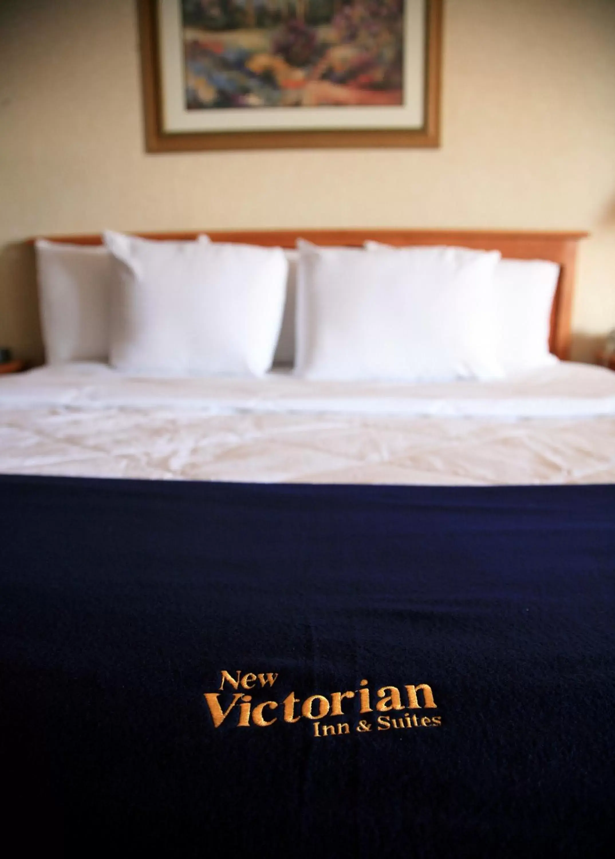 Bed in New Victorian Inn & Suites Omaha