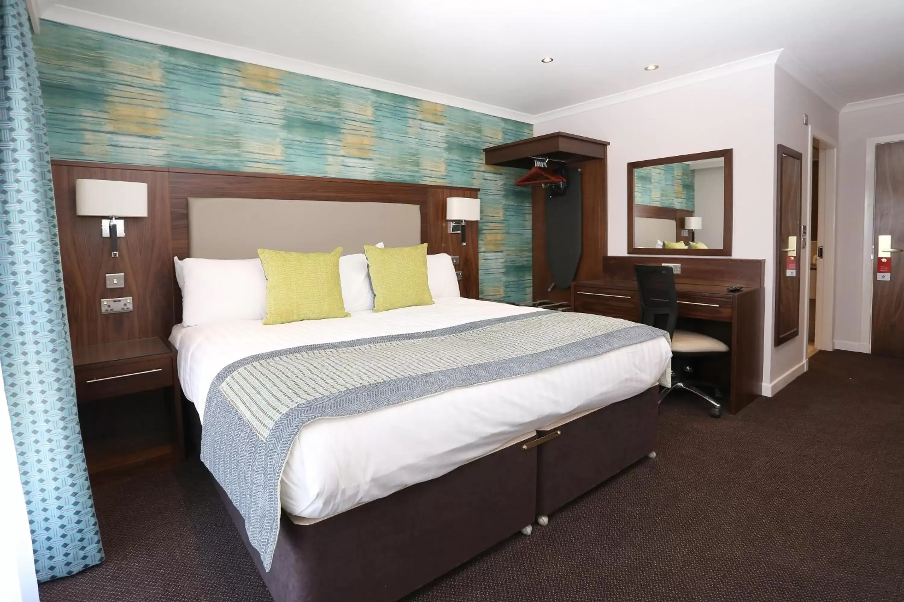 Photo of the whole room, Bed in Invercarse Hotel Dundee, BW Signature Collection