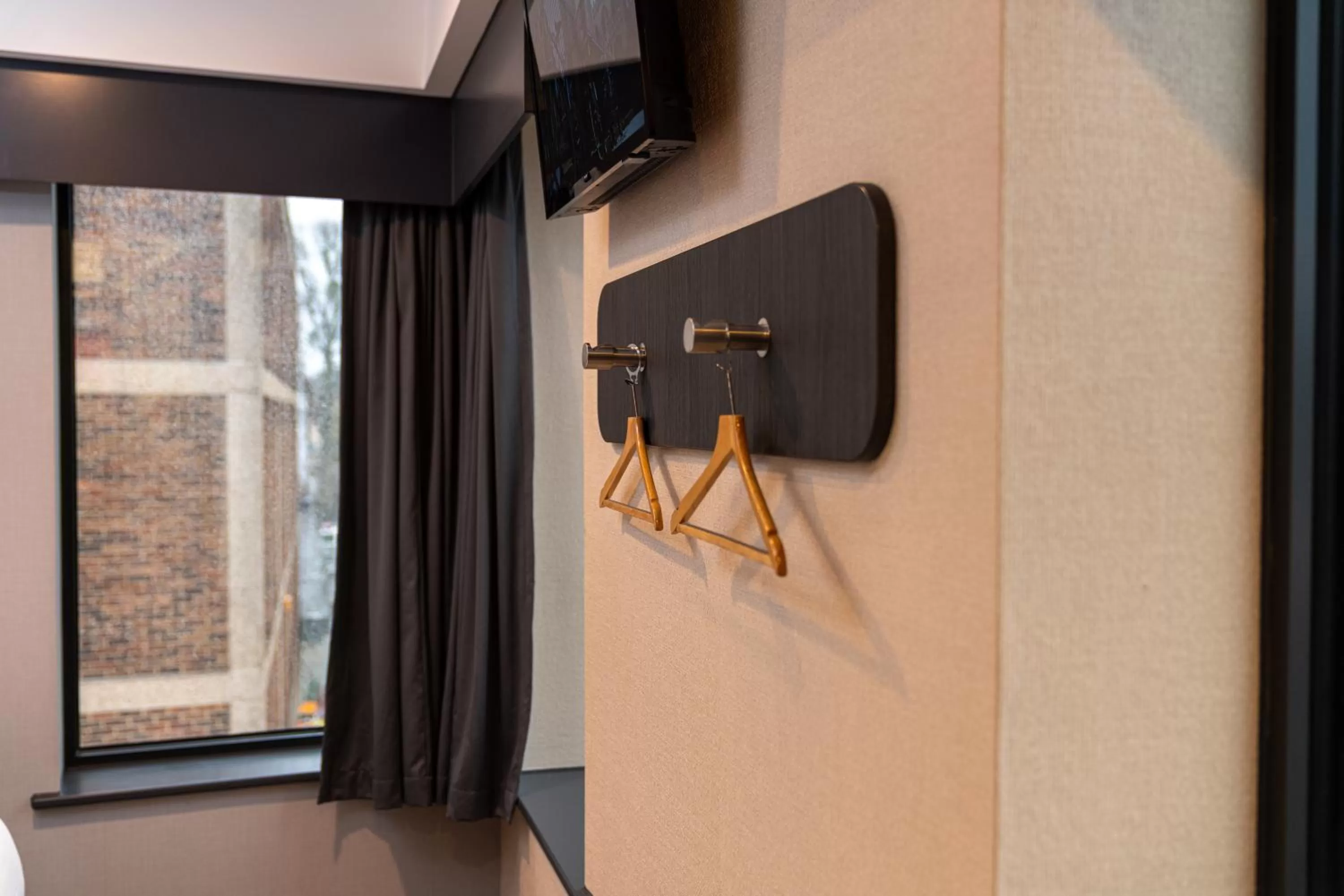 wardrobe in easyHotel Oxford