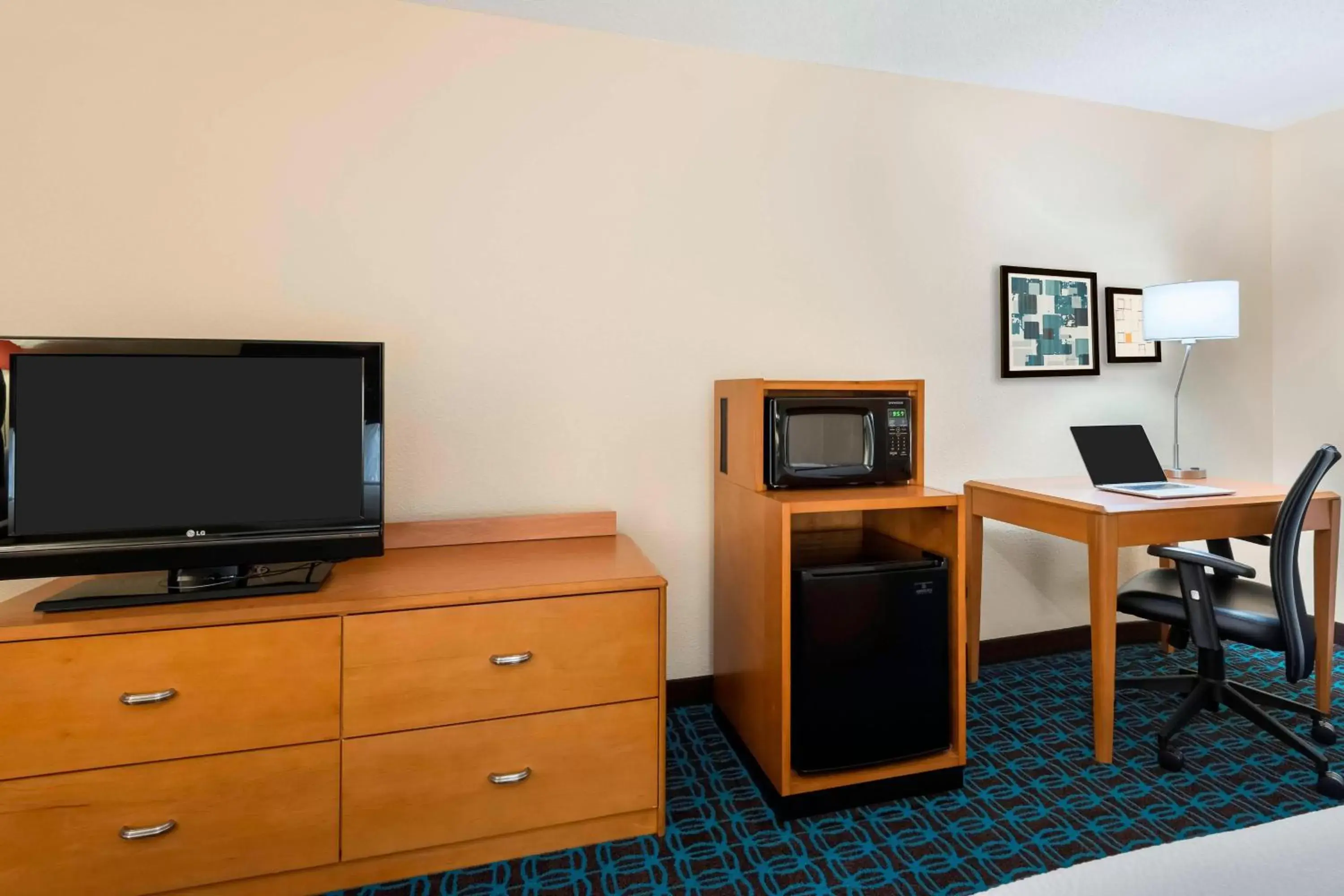 Photo of the whole room, TV/Entertainment Center in Fairfield Inn and Suites Mobile