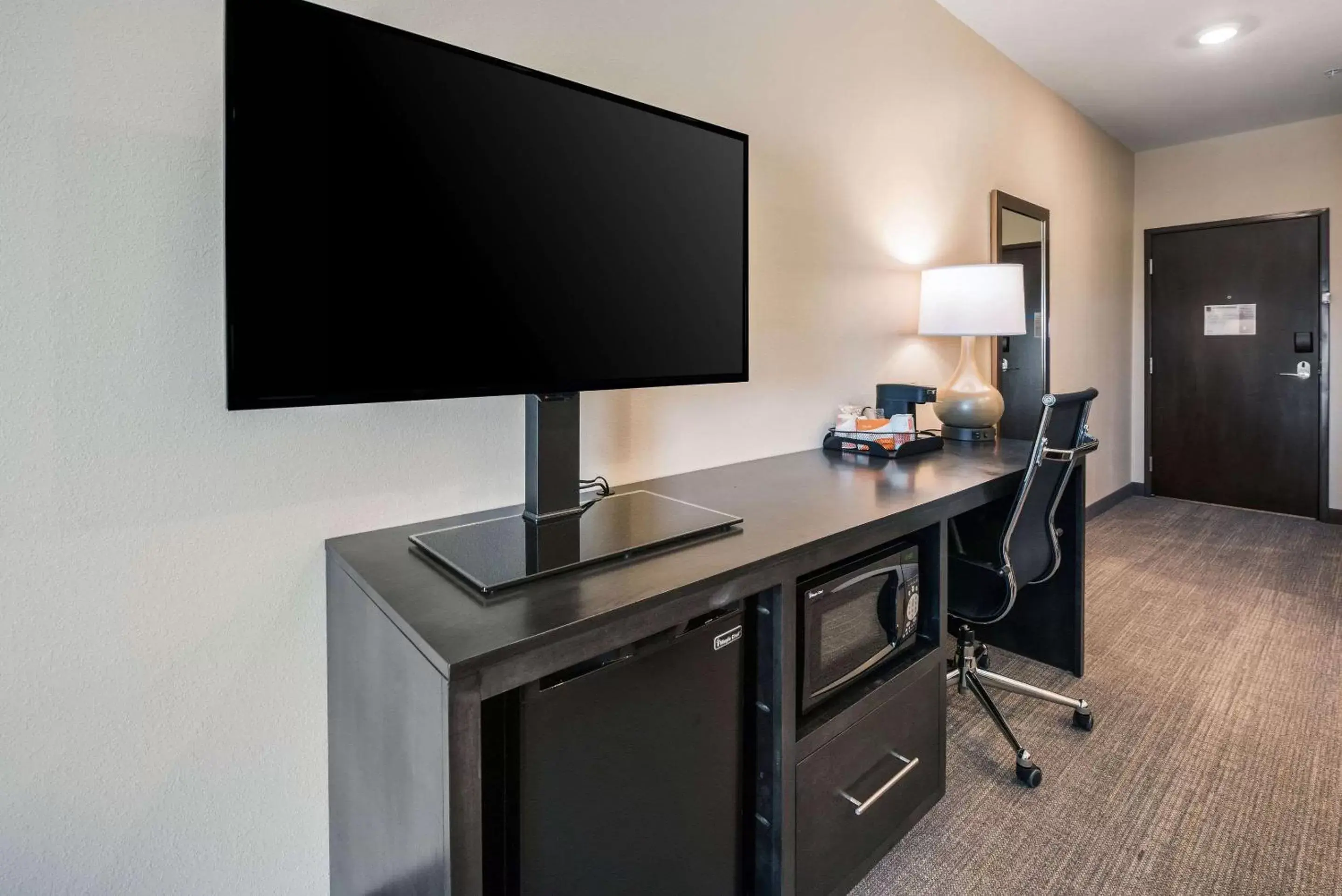 Photo of the whole room, TV/Entertainment Center in Comfort Suites Marysville Columbus - Northwest