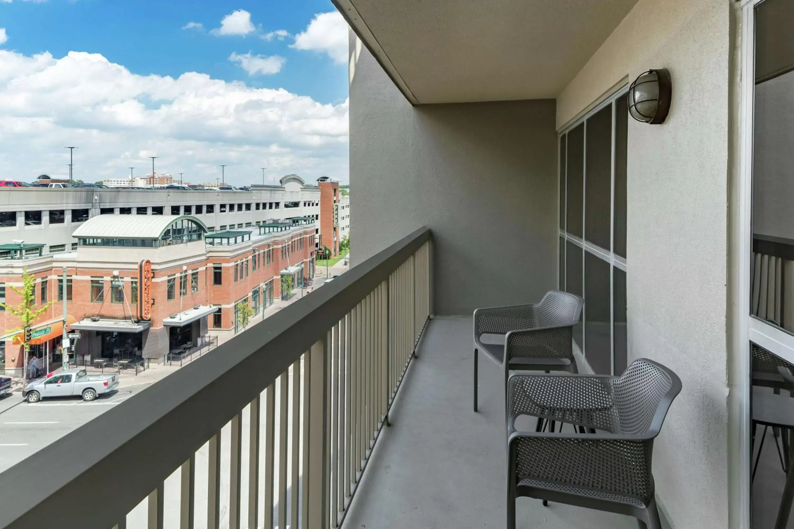 Photo of the whole room, Balcony/Terrace in Hampton Inn & Suites Memphis-Beale Street
