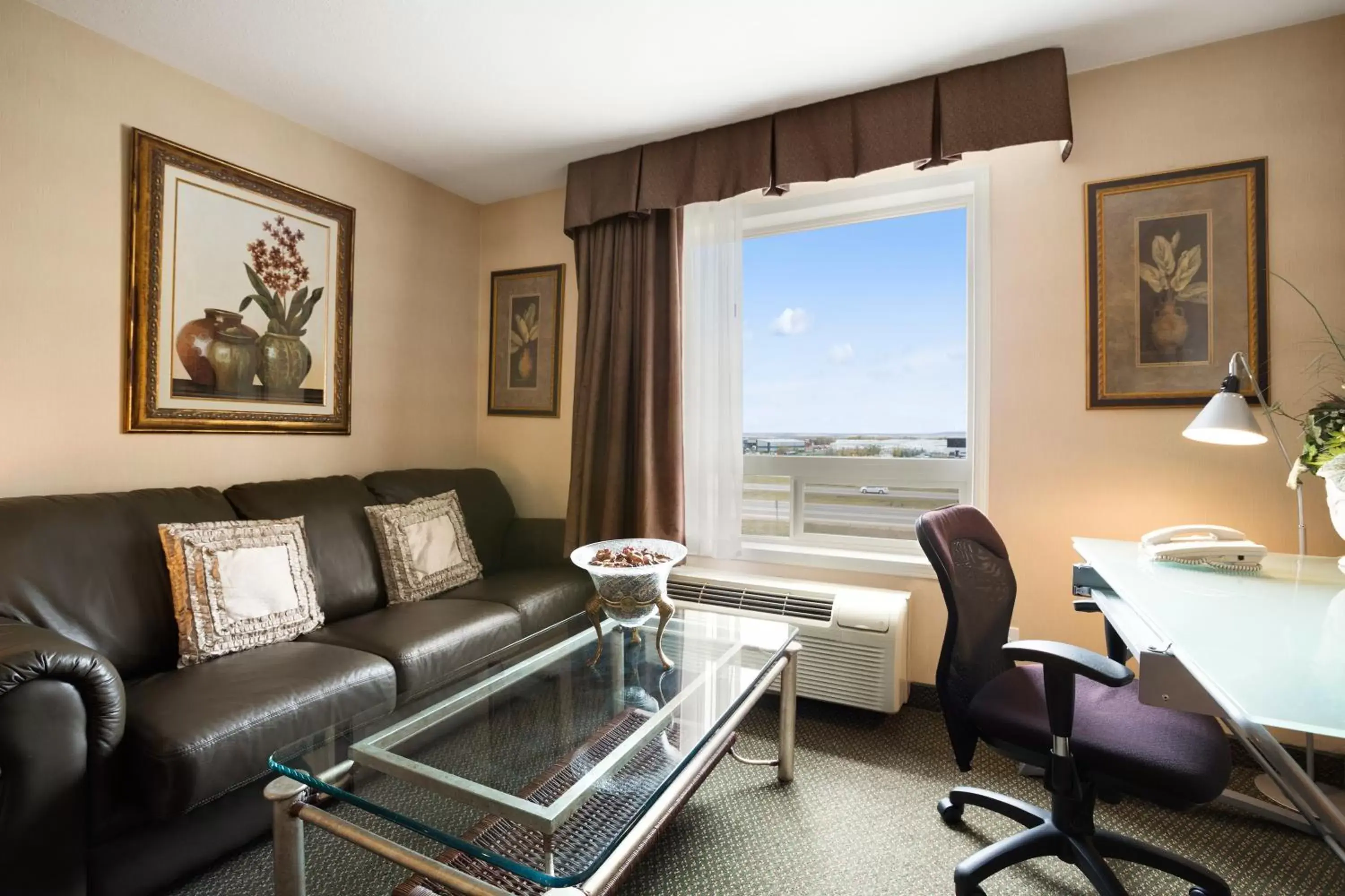 Living room, Seating Area in Ramada by Wyndham Clairmont/Grande Prairie