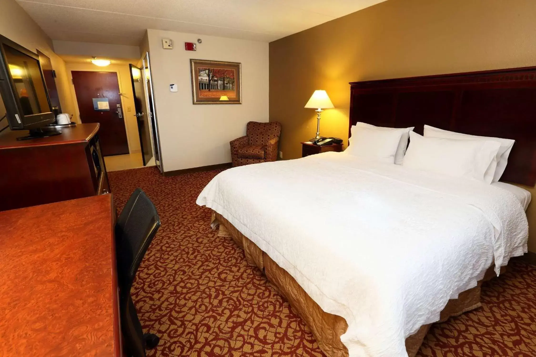 Bed in Hampton Inn & Suites Charlottesville at the University
