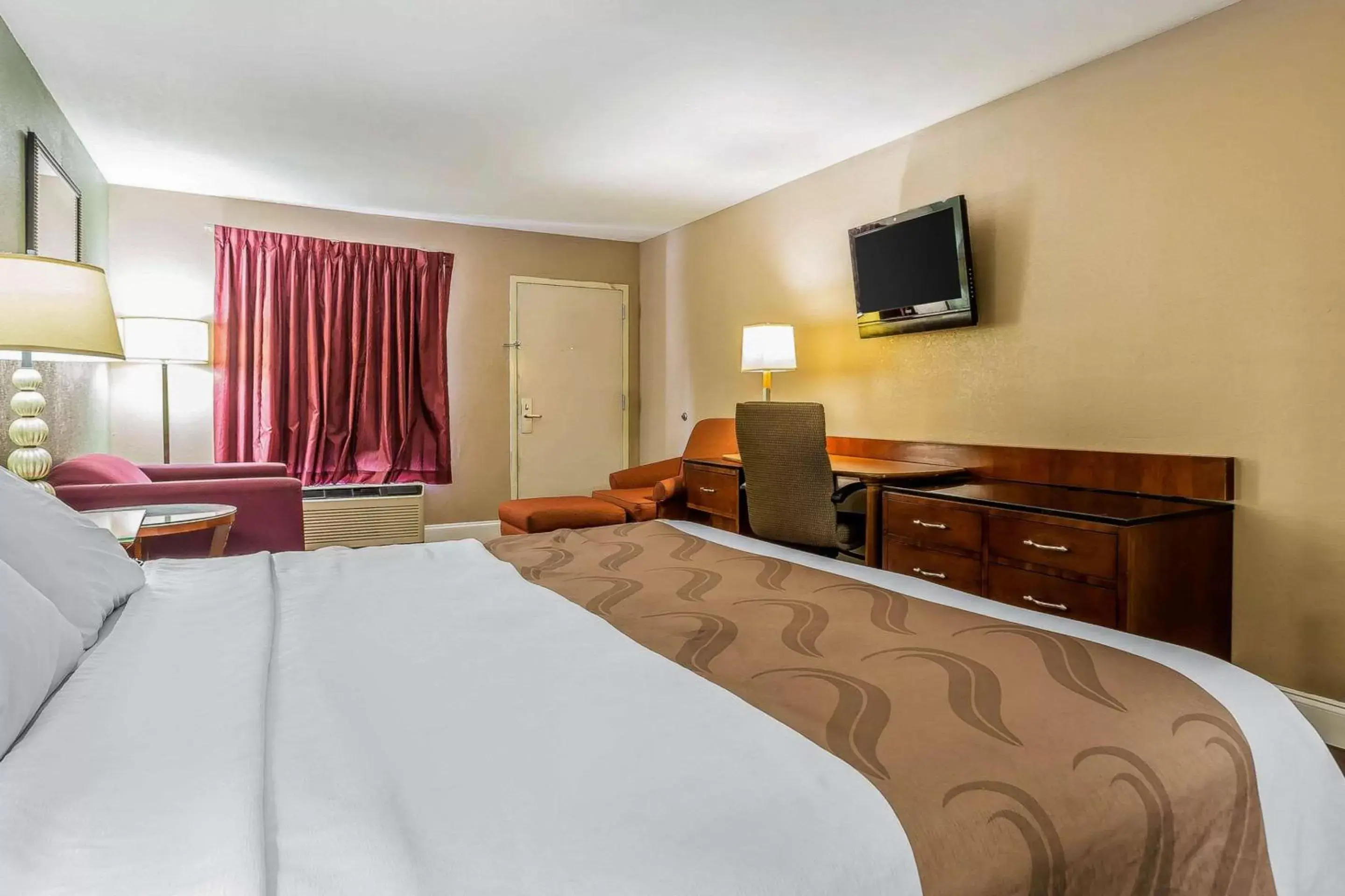 Photo of the whole room, Bed in Quality Inn & Suites near Robins Air Force Base