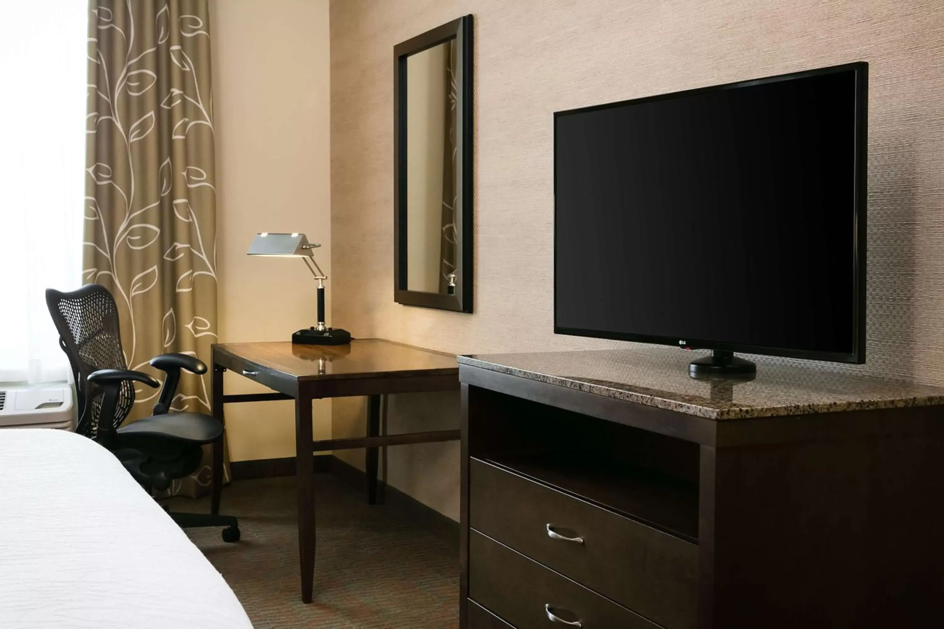 Bedroom, TV/Entertainment Center in Hilton Garden Inn Manhattan Kansas