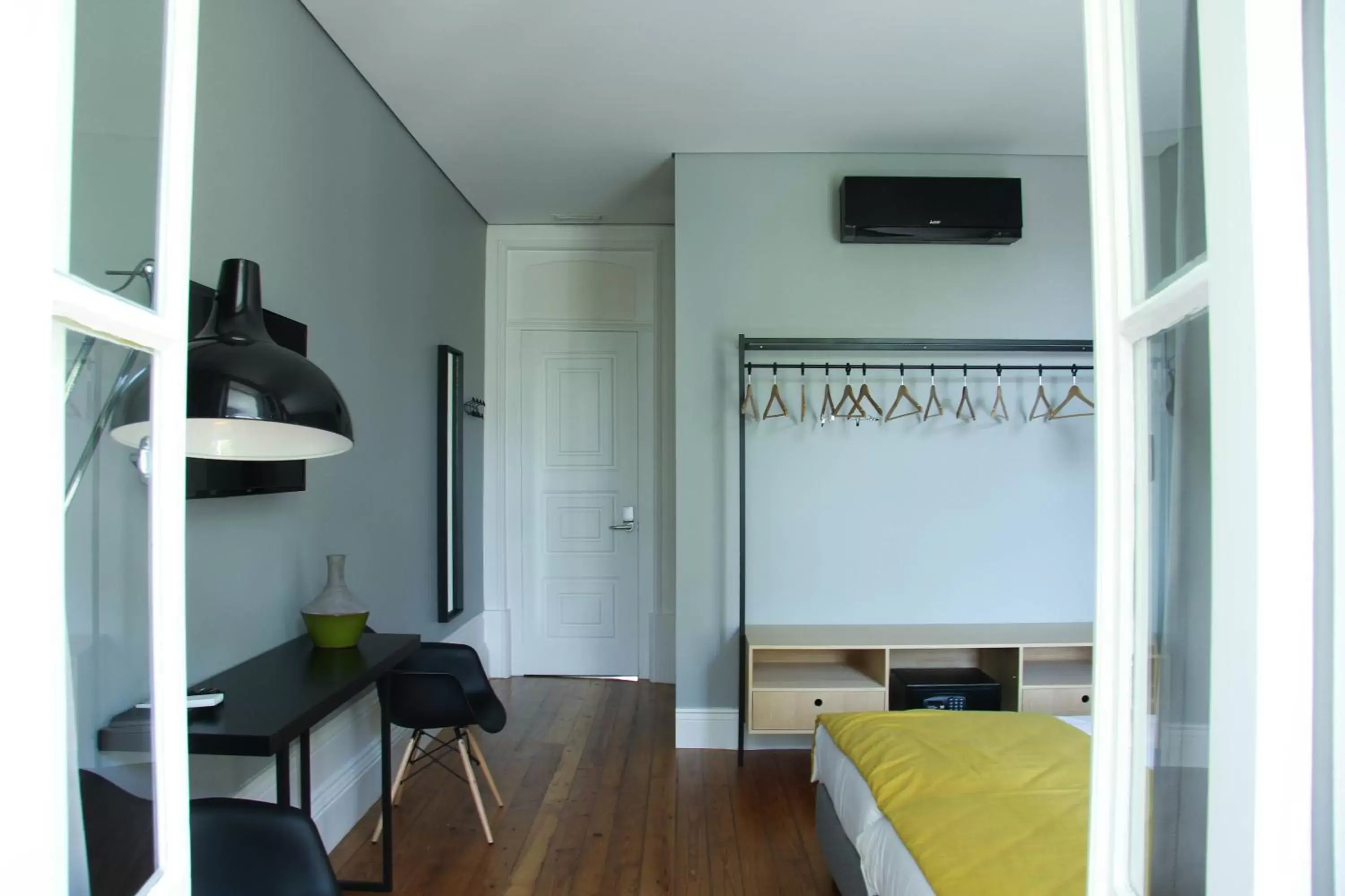 Bedroom, TV/Entertainment Center in Porto Music Guest House