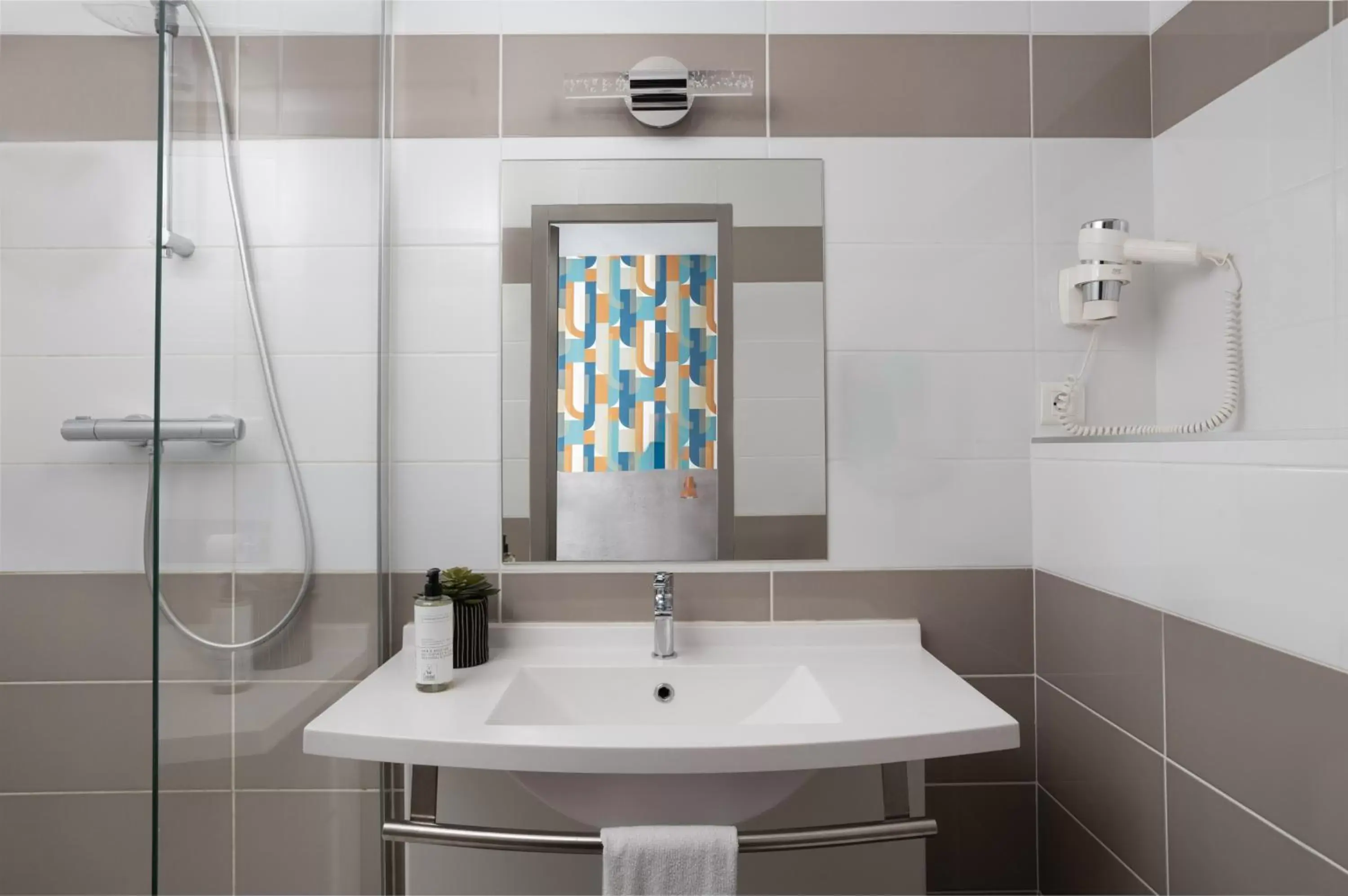 Shower, Bathroom in Hôtel l'Univers