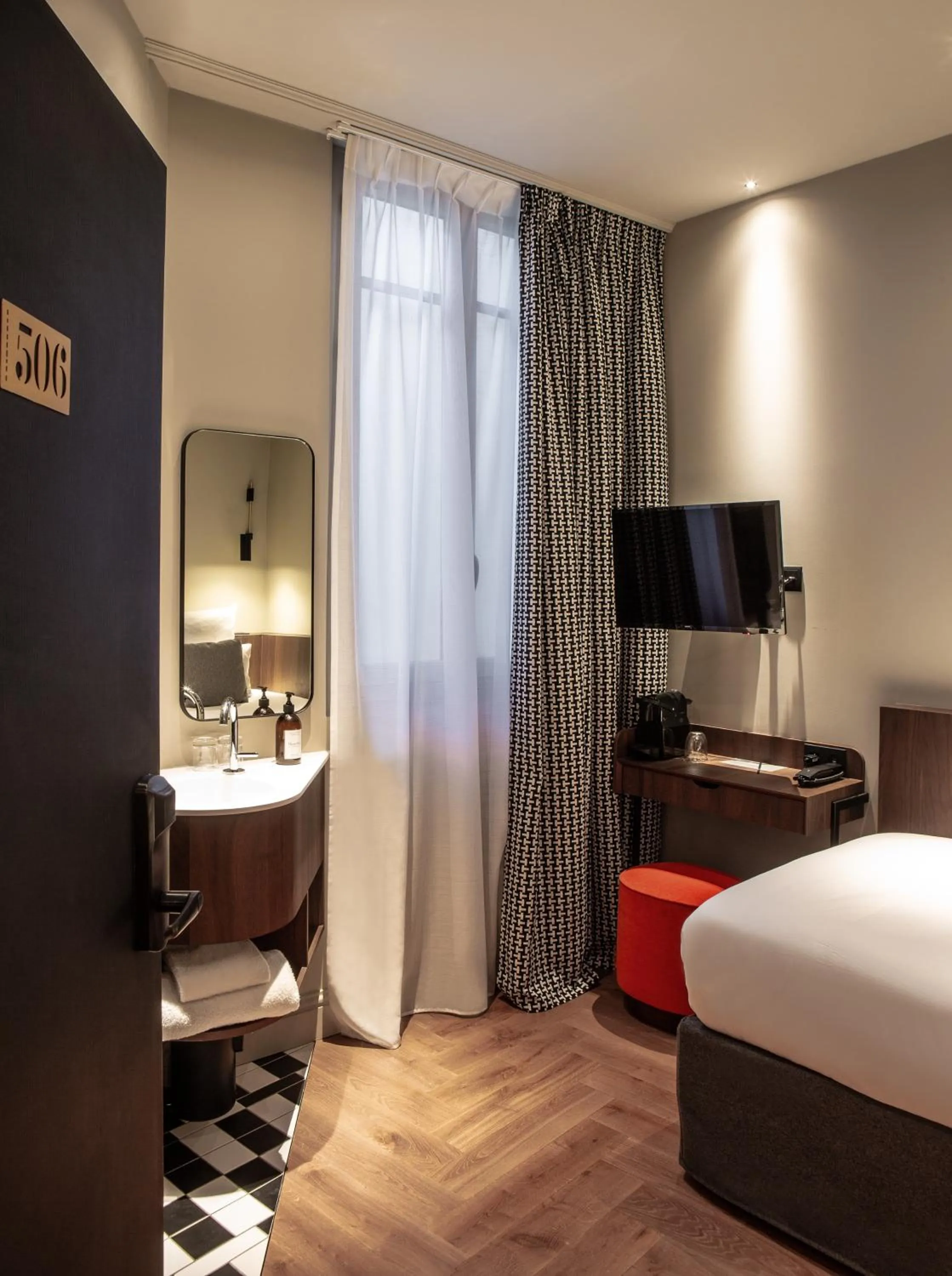 Bed, TV/Entertainment Center in ibis Styles Paris Gare du Nord TGV