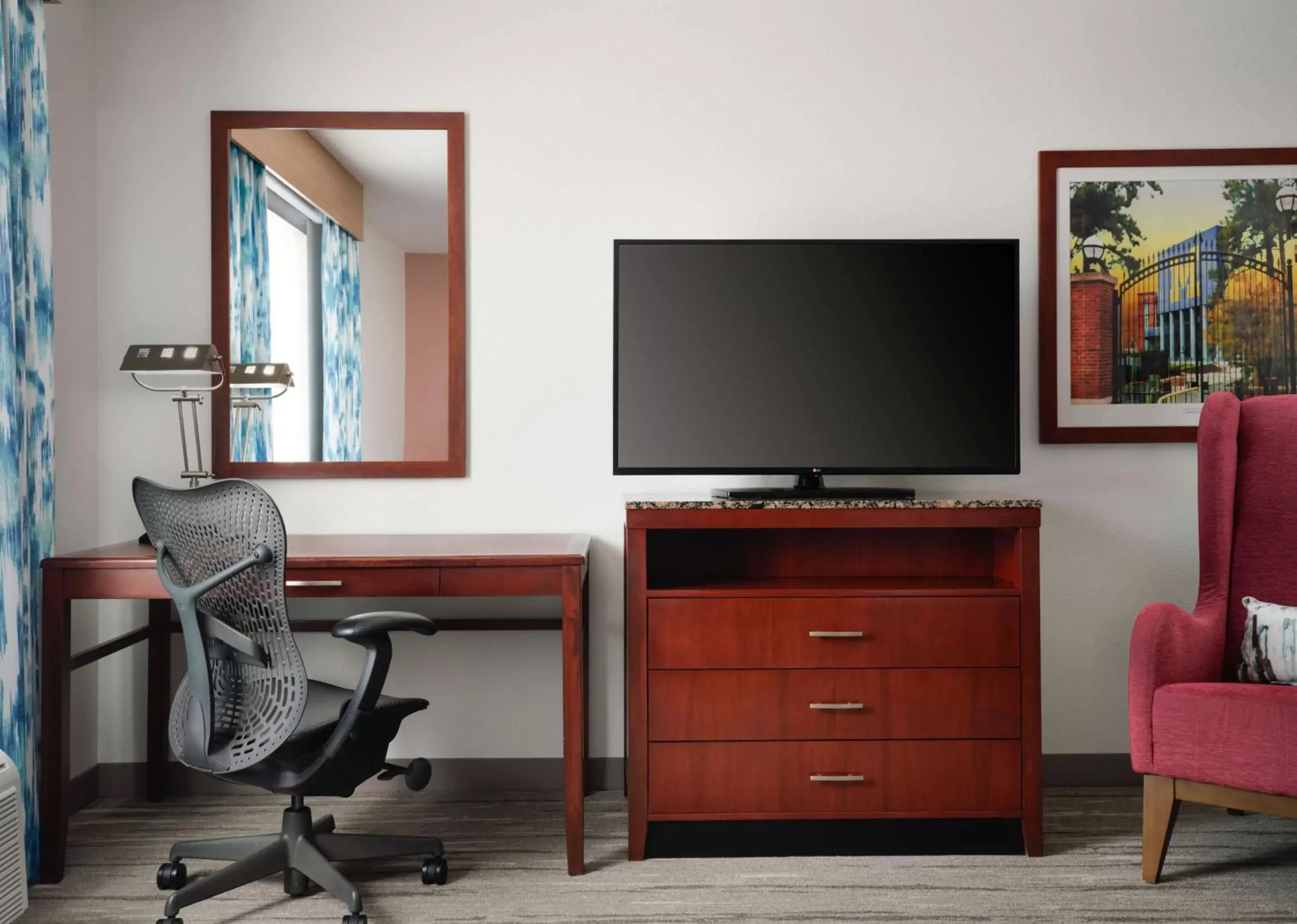 Bedroom, TV/Entertainment Center in Hilton Garden Inn Ann Arbor