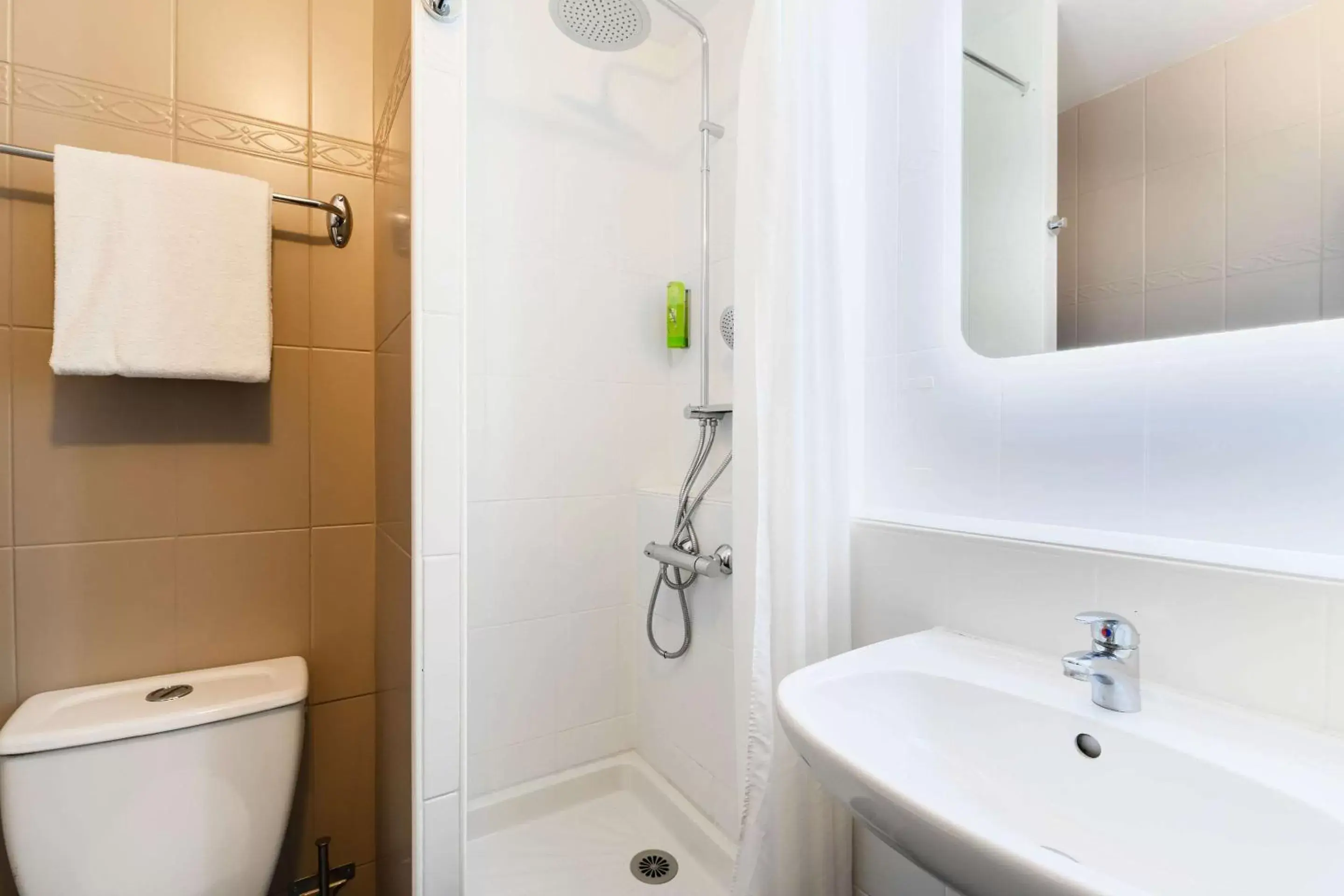 Shower, Bathroom in Kyriad Lille Gare - Grand Palais