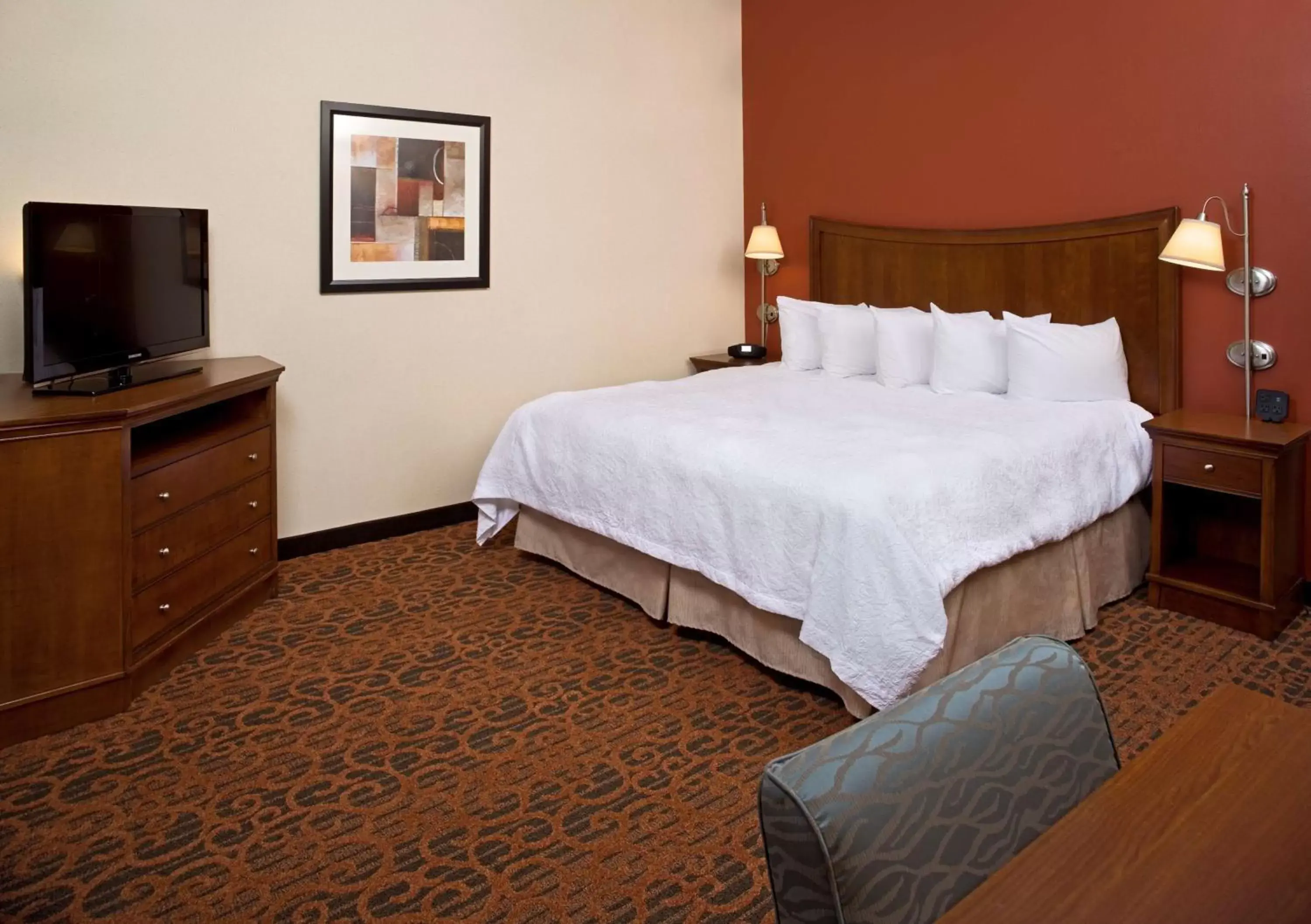 Bed in Hampton Inn & Suites Pittsburgh-Meadow Lands