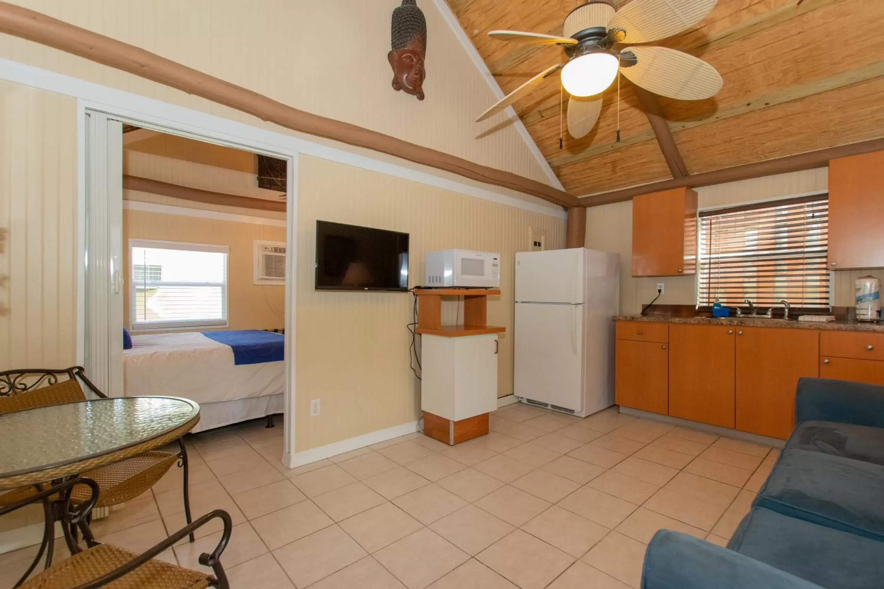 Kitchen/Kitchenette in Sunset Cove Beach Resort