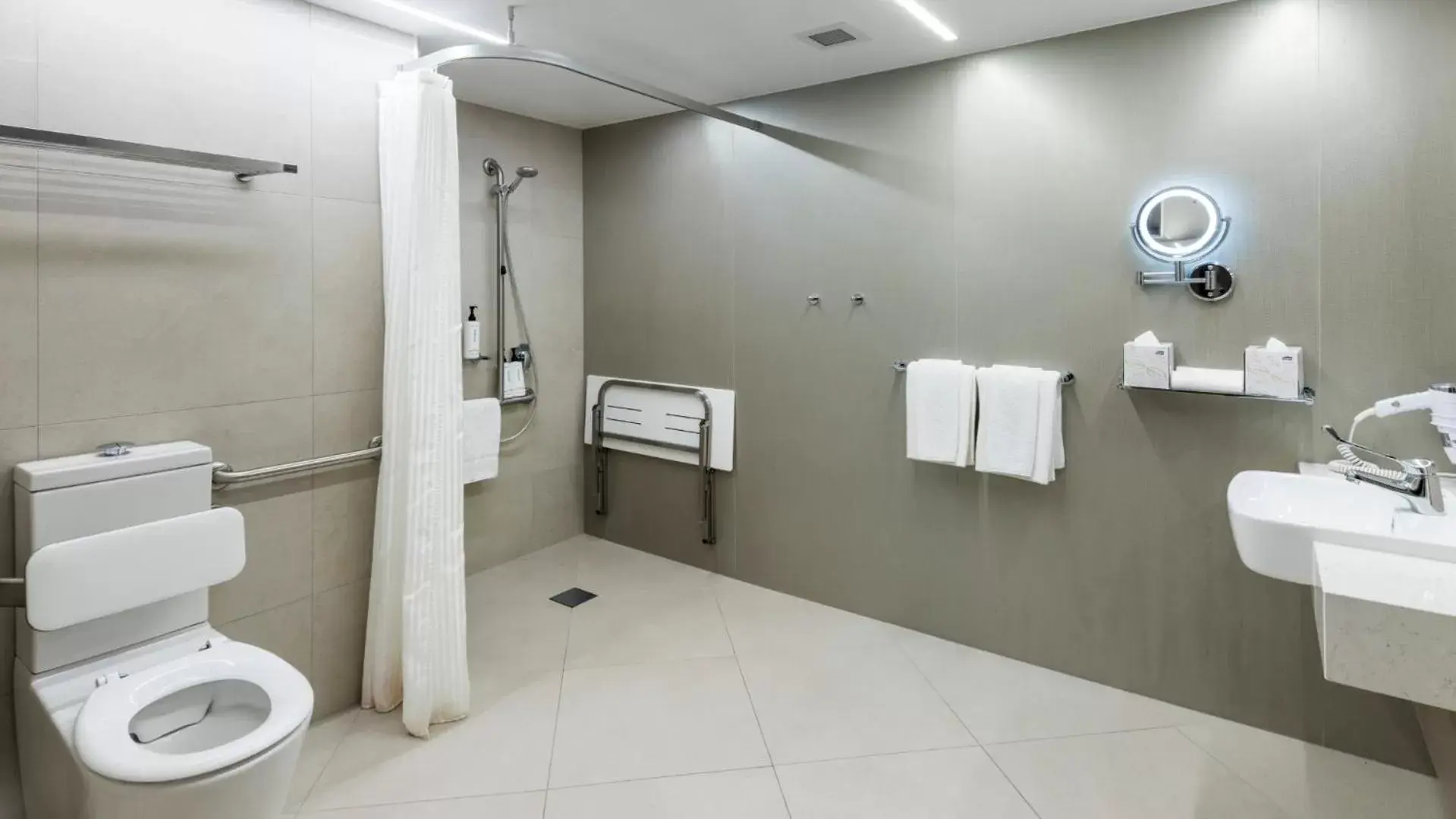 Facility for disabled guests, Bathroom in Pacific Hotel Cairns