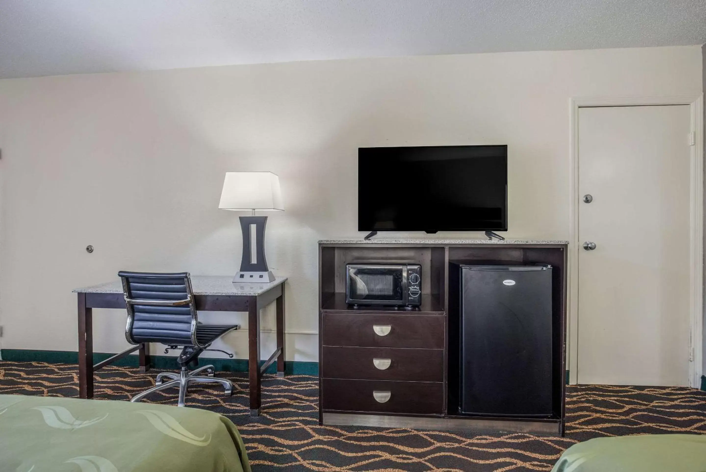 Photo of the whole room, TV/Entertainment Center in Quality Inn & Suites Conference Center Thomasville