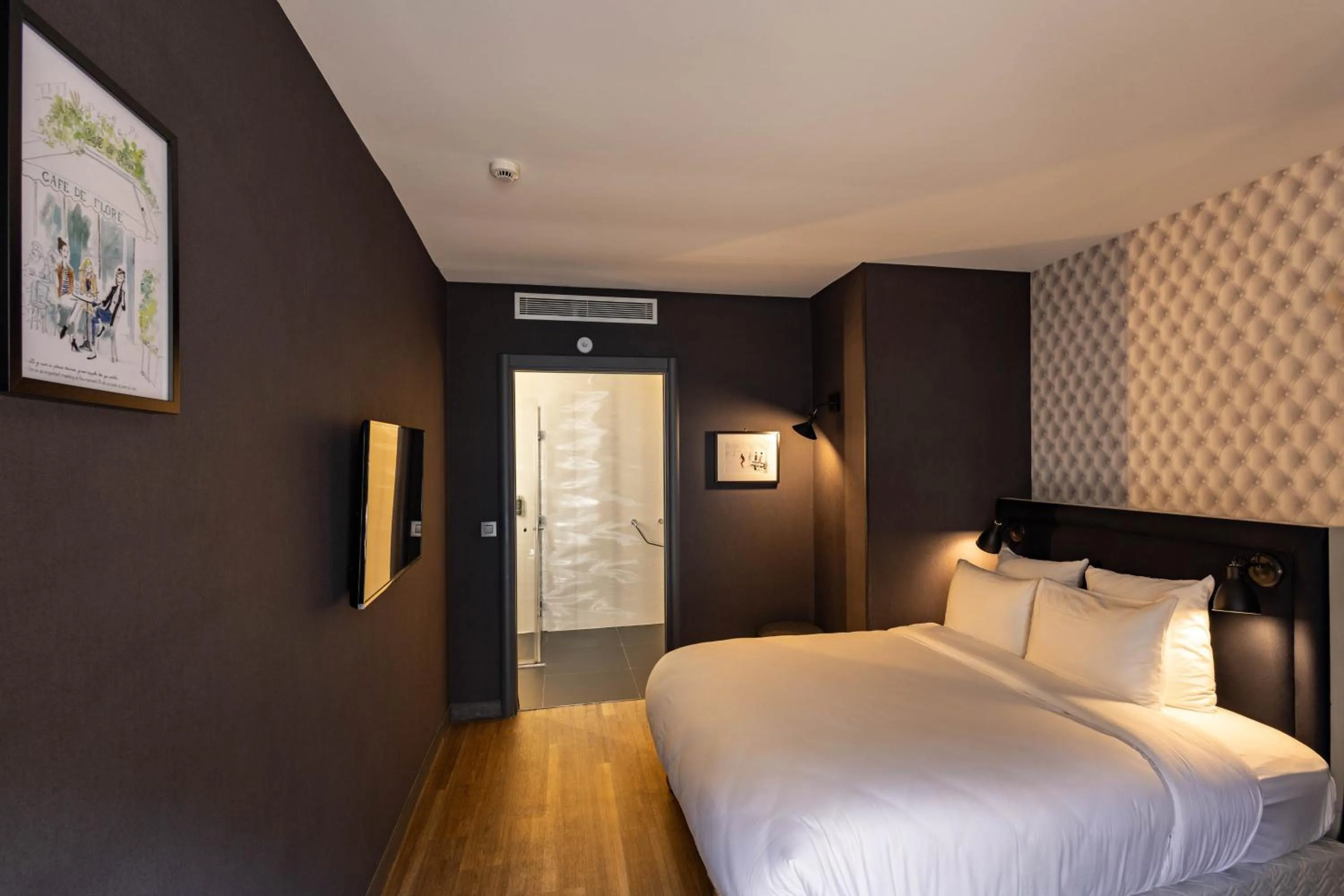 Photo of the whole room, Bed in Hôtel La Parizienne - Proche Montparnasse