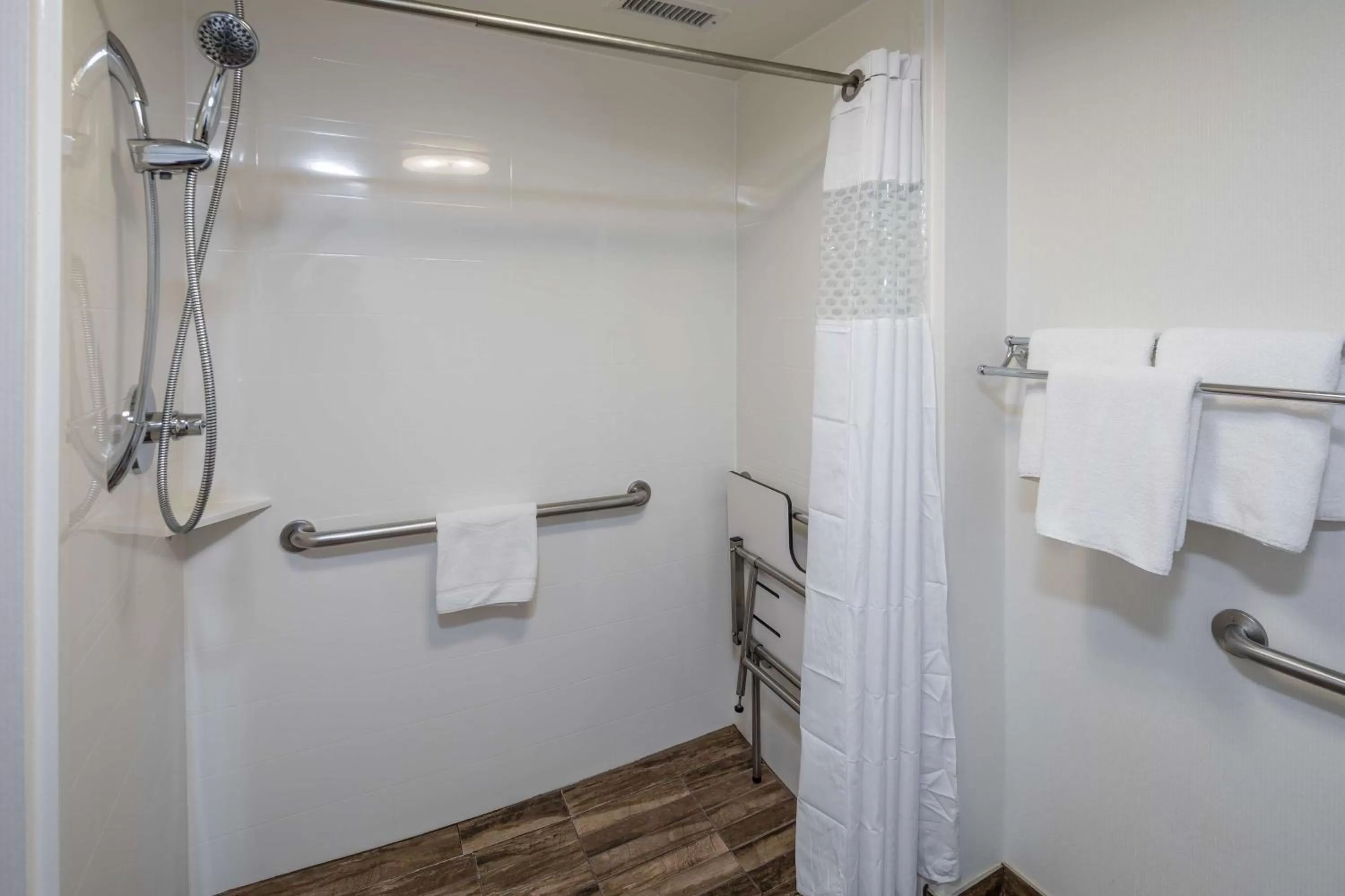 Bathroom in Hampton Inn San Francisco Airport