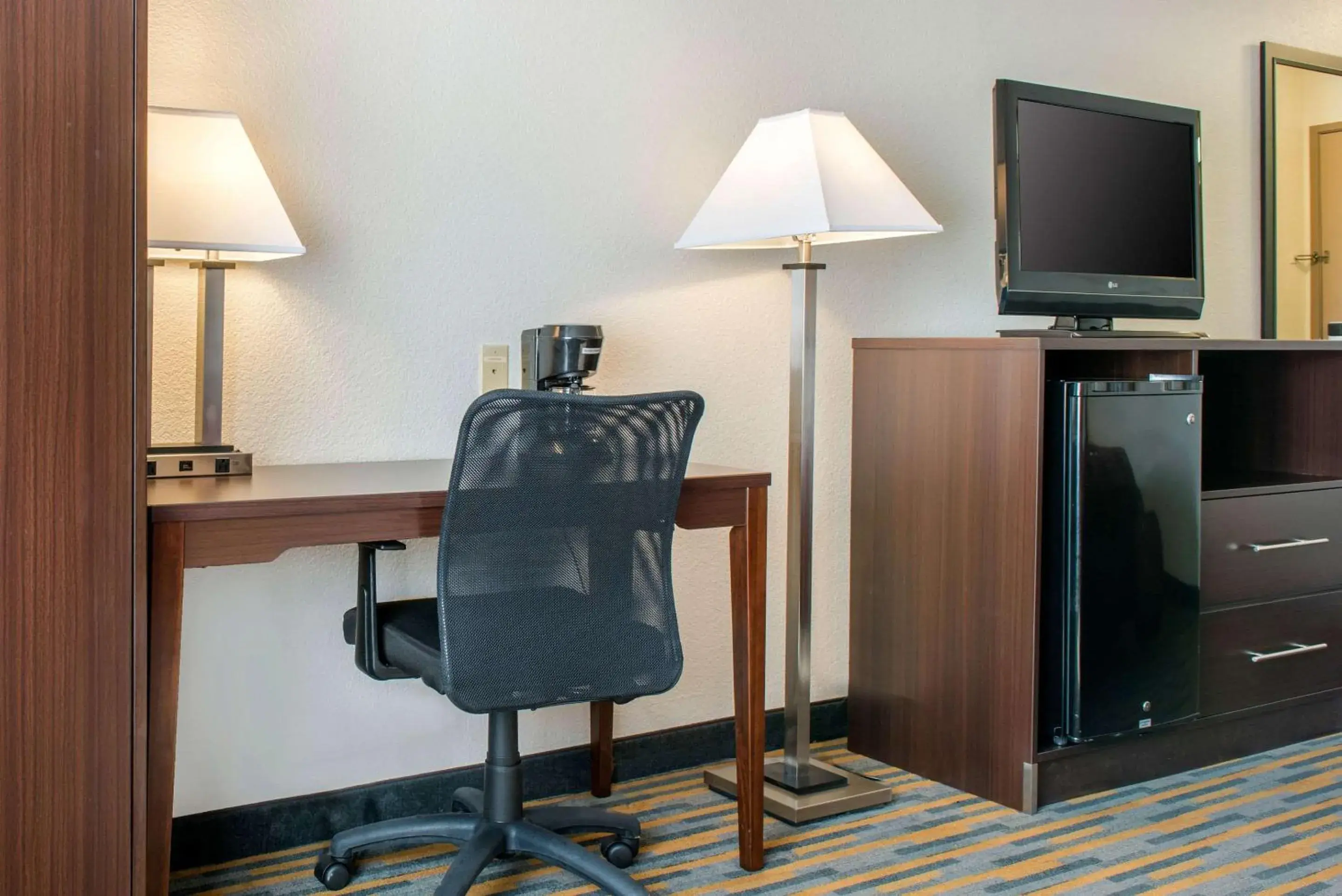 Photo of the whole room, TV/Entertainment Center in Quality Inn Noblesville-Indianapolis