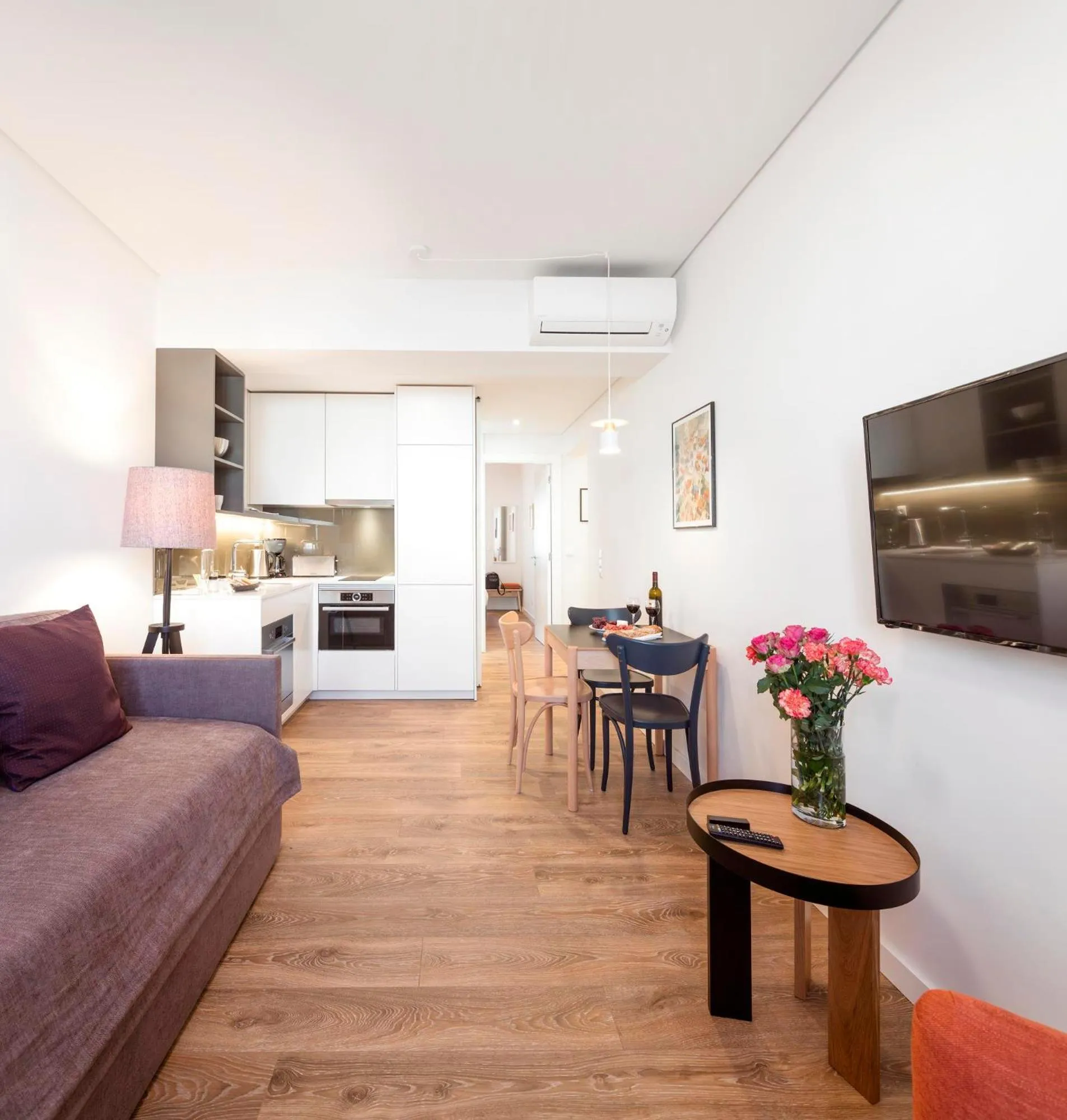 Living room, Bed in Lisbon Serviced Apartments - Avenida