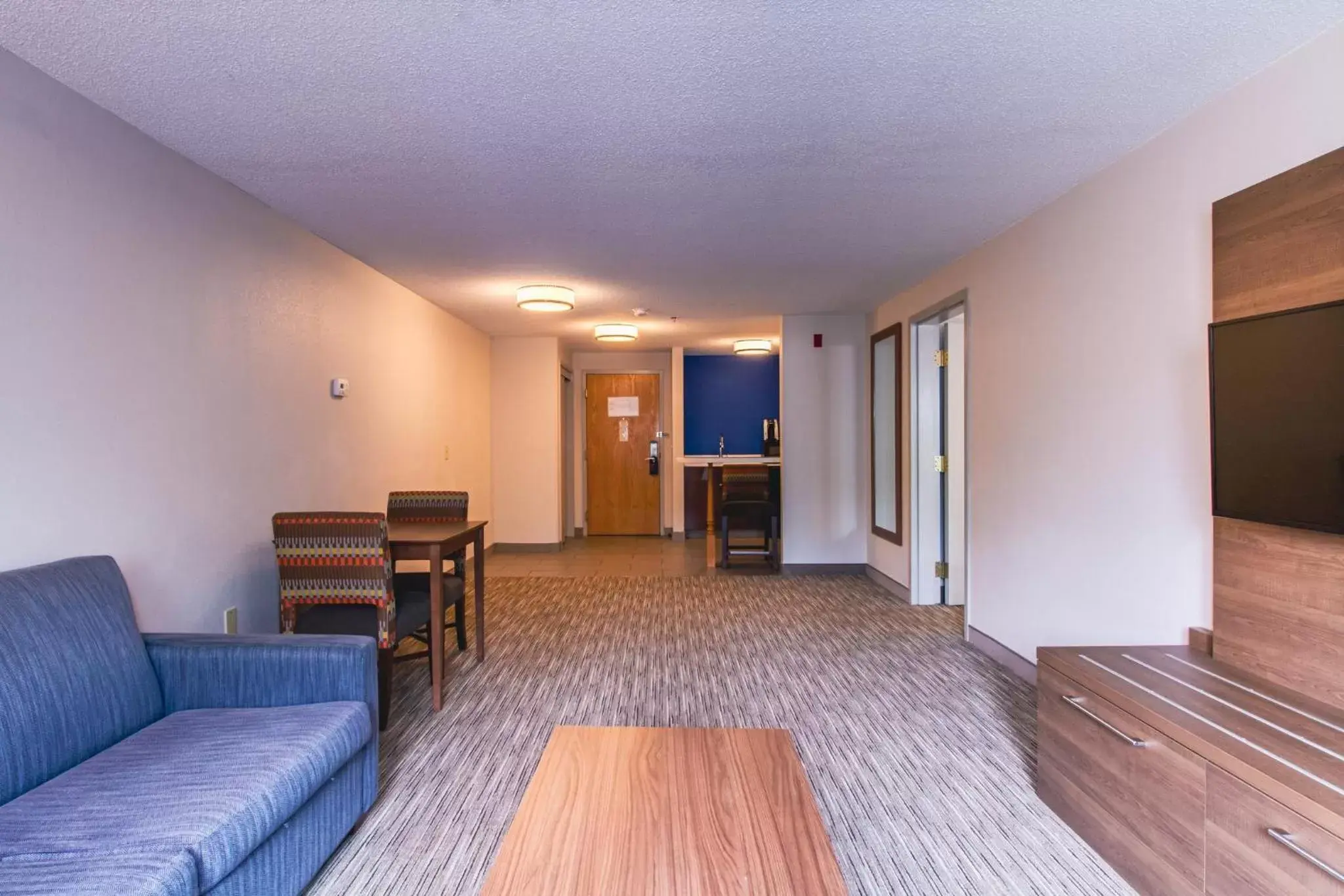 Photo of the whole room, Seating Area in Holiday Inn Express & Suites - Lincoln East - White Mountains, an IHG Hotel