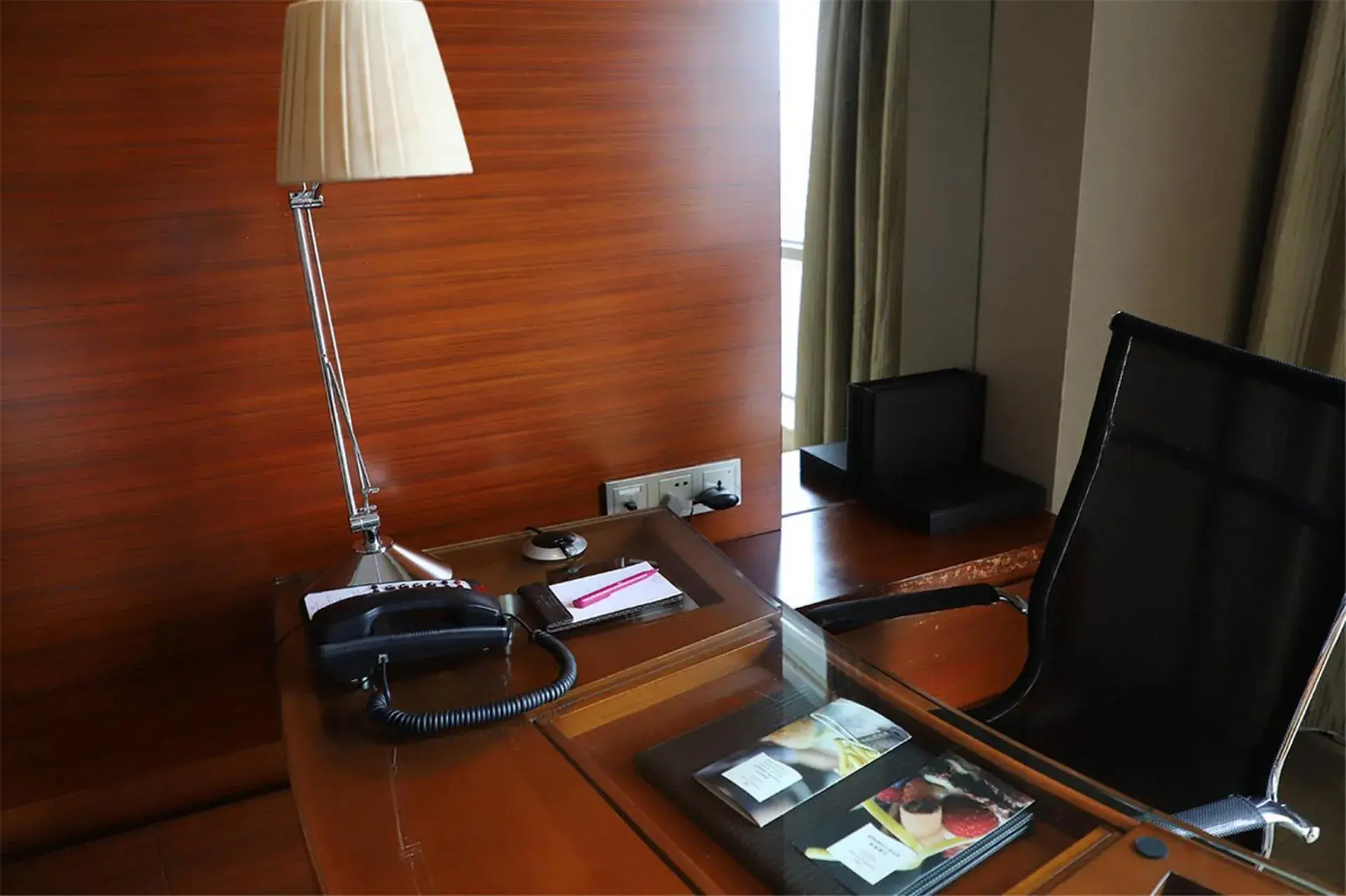 Photo of the whole room, TV/Entertainment Center in Crowne Plaza Shenyang Parkview, an IHG Hotel