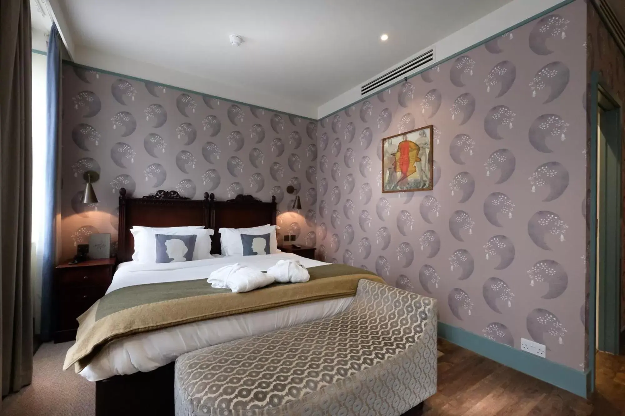 Bedroom, Bed in Morton Hotel