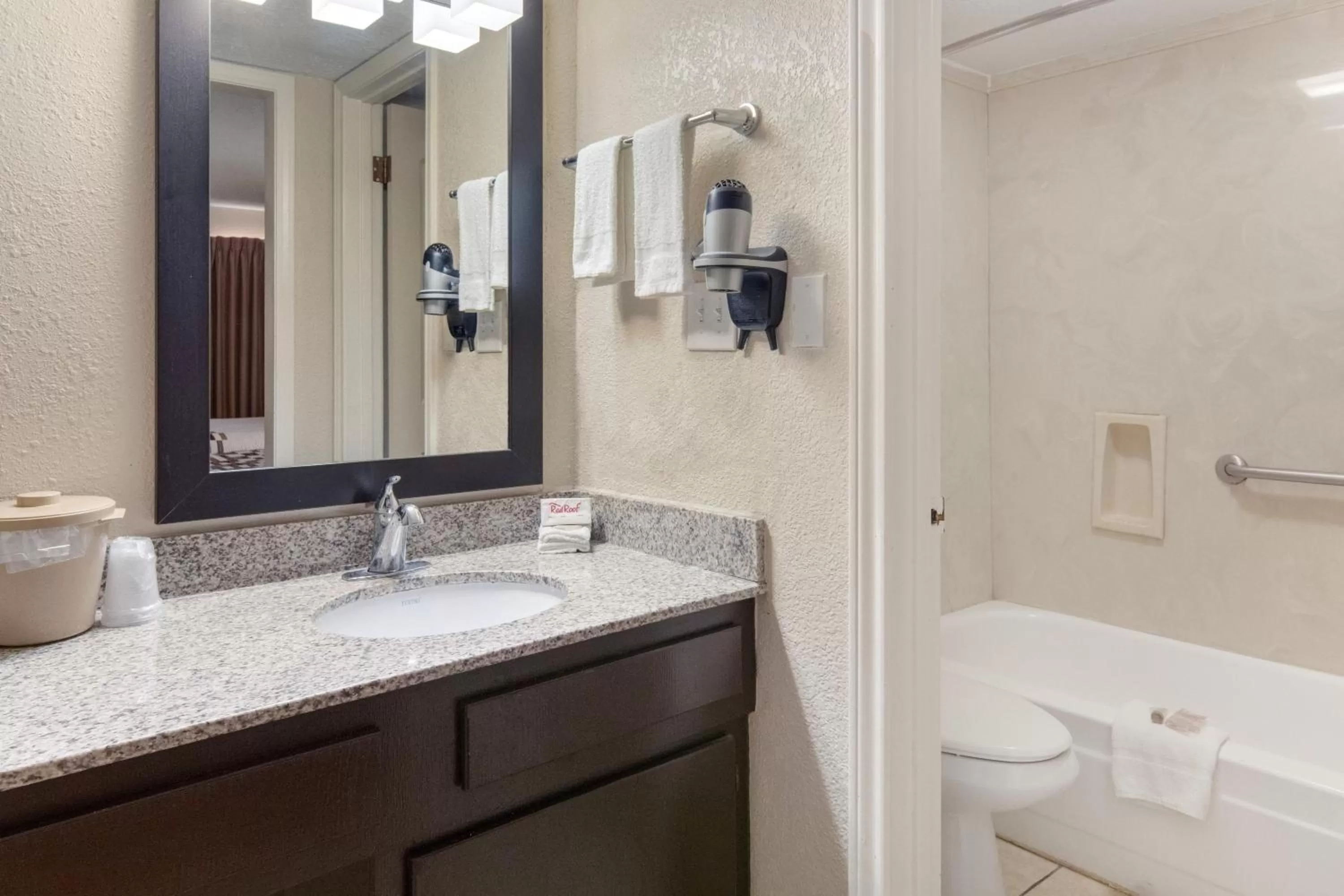 Bathroom in Rodeway Inn Waco Downtown near University