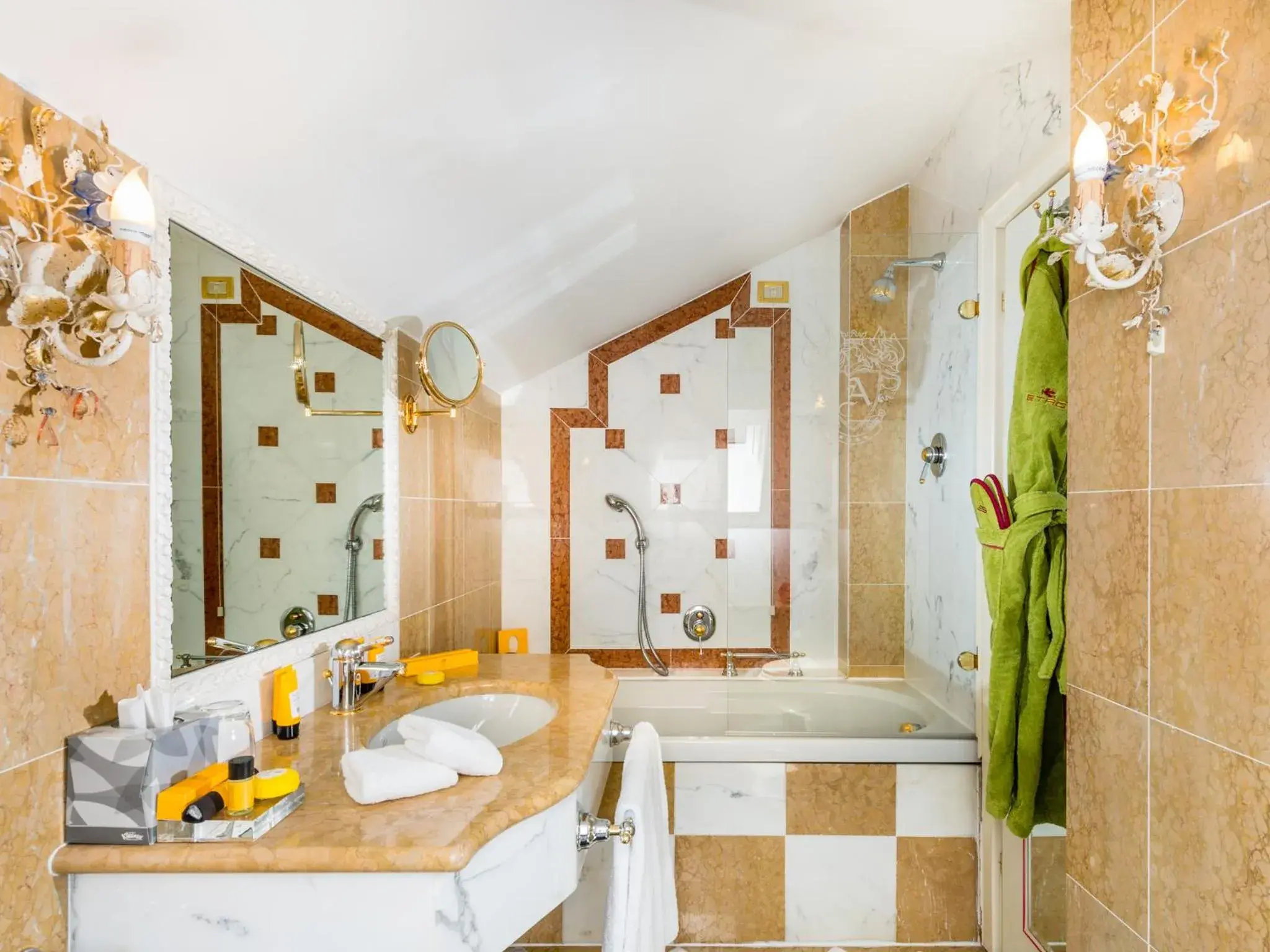 Bathroom in Hotel Villa E Palazzo Aminta