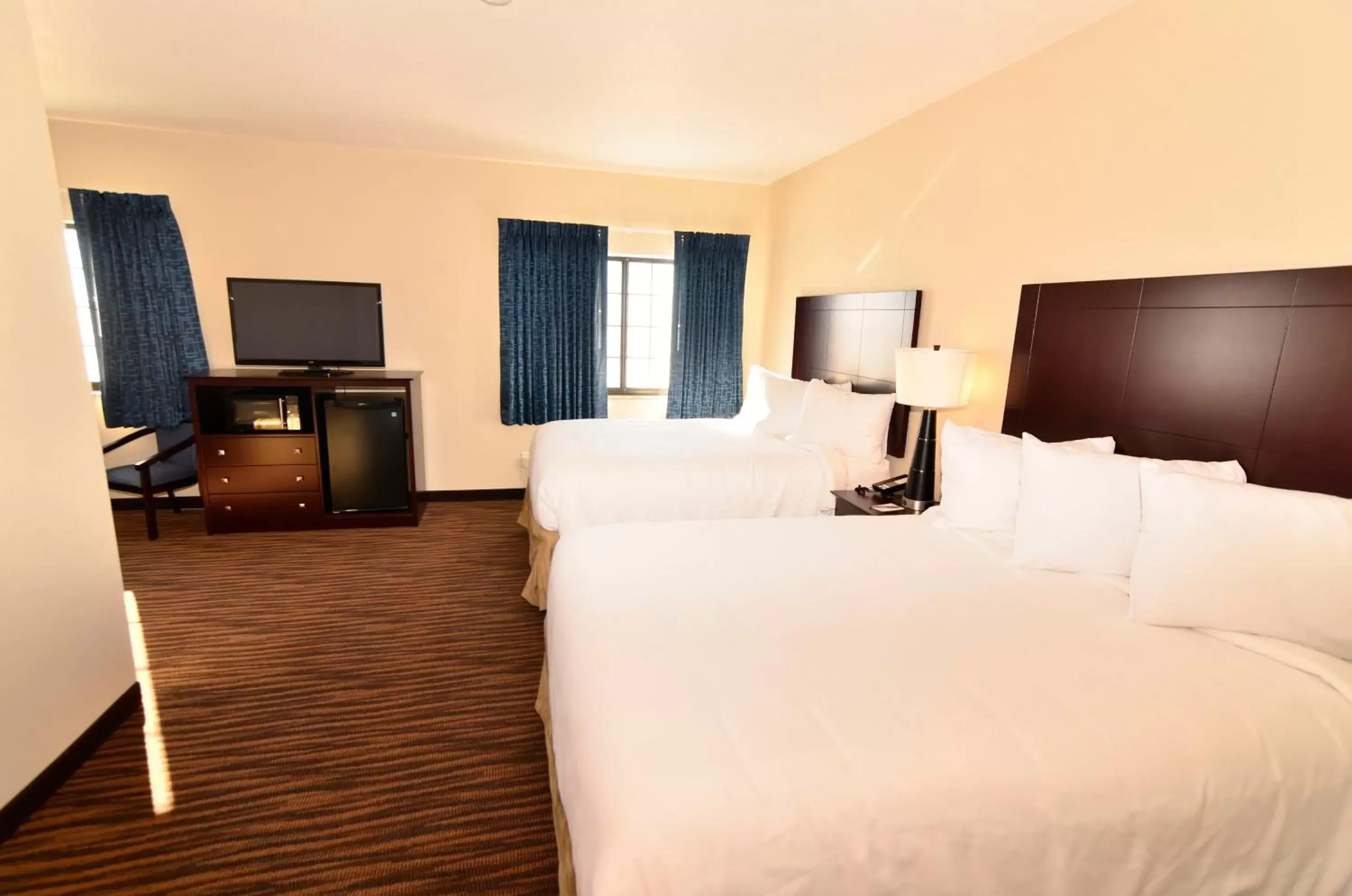 TV and multimedia, Bed in Cobblestone Inn & Suites - Holstein TV and multimedia, Bed in Cobblestone Inn & Suites - Holstein