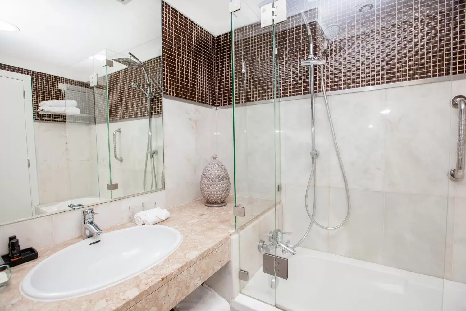 Shower, Bathroom in Vilamoura Garden Hotel