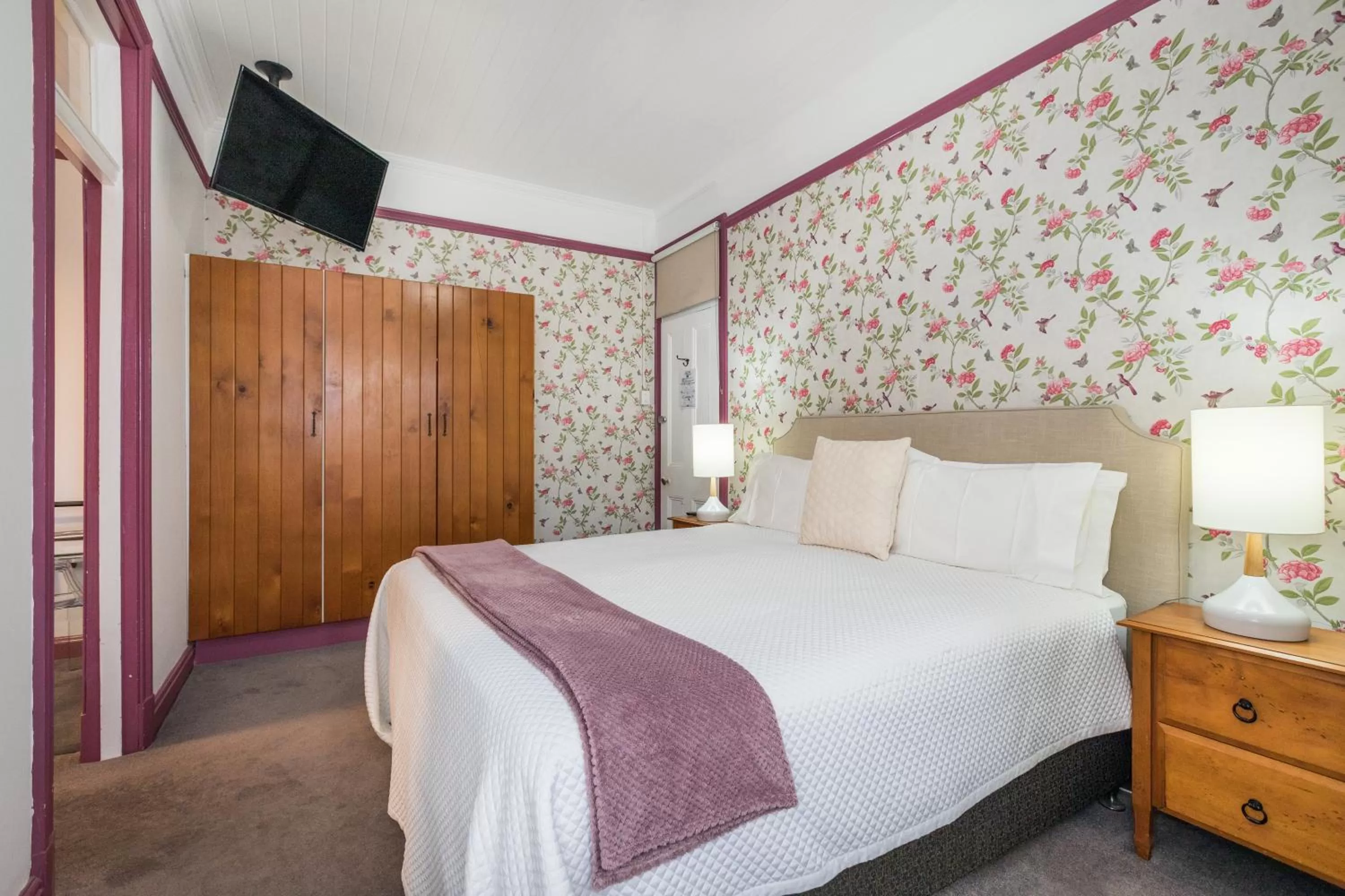 Photo of the whole room, Bed in Cumquat House