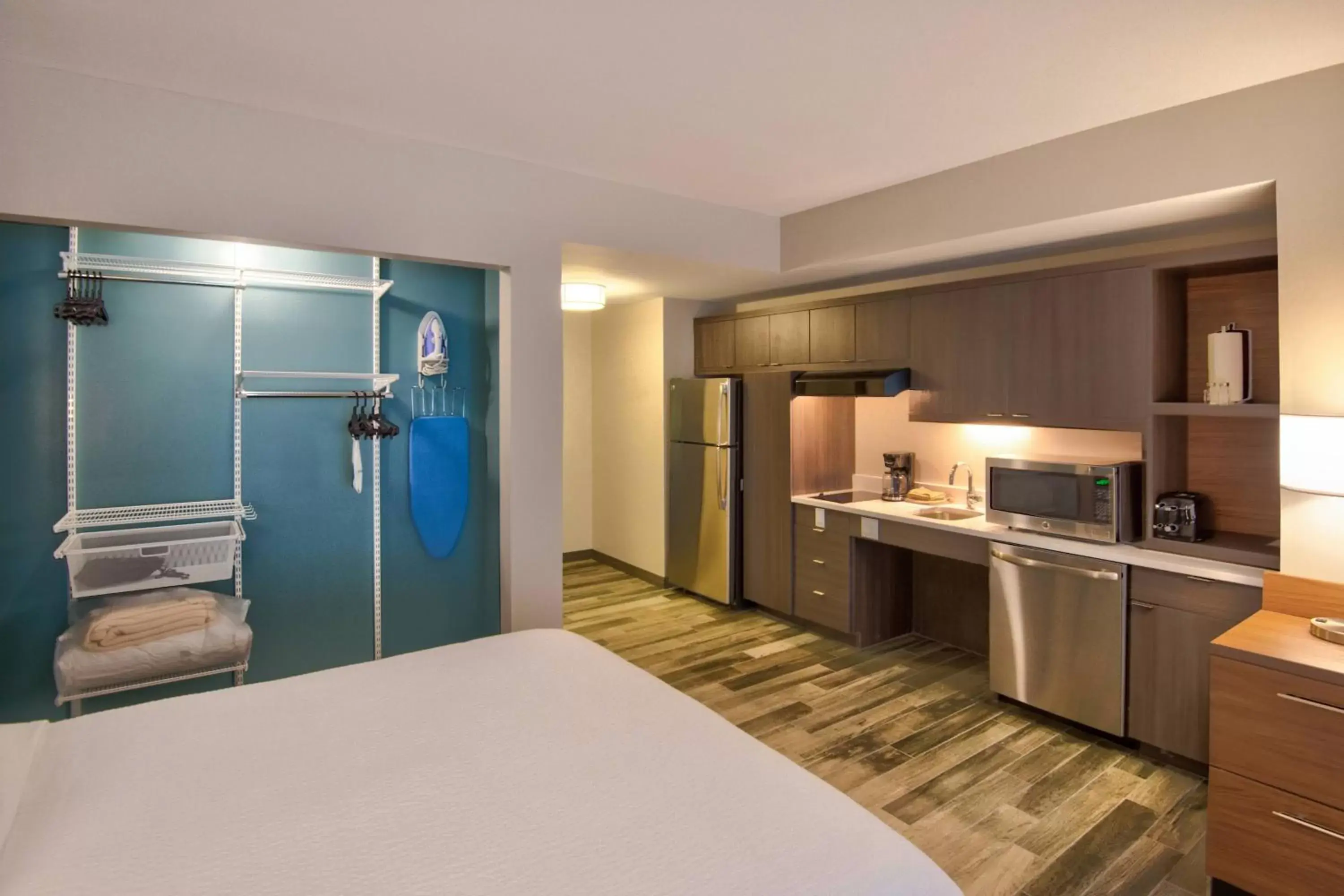 Photo of the whole room, Kitchen/Kitchenette in TownePlace Suites by Marriott Miami Airport