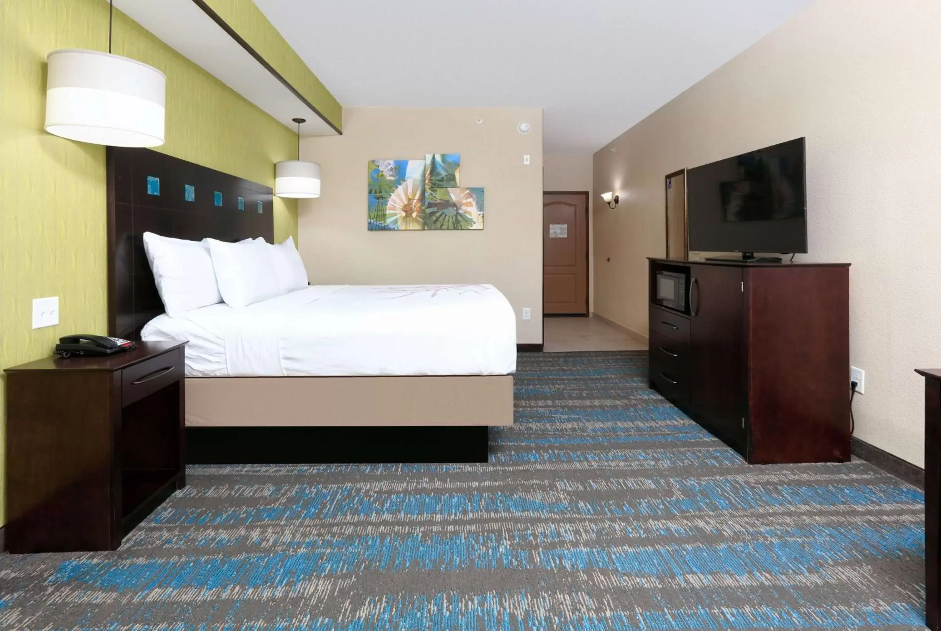 Photo of the whole room, Bed in La Quinta by Wyndham Dallas Grand Prairie South