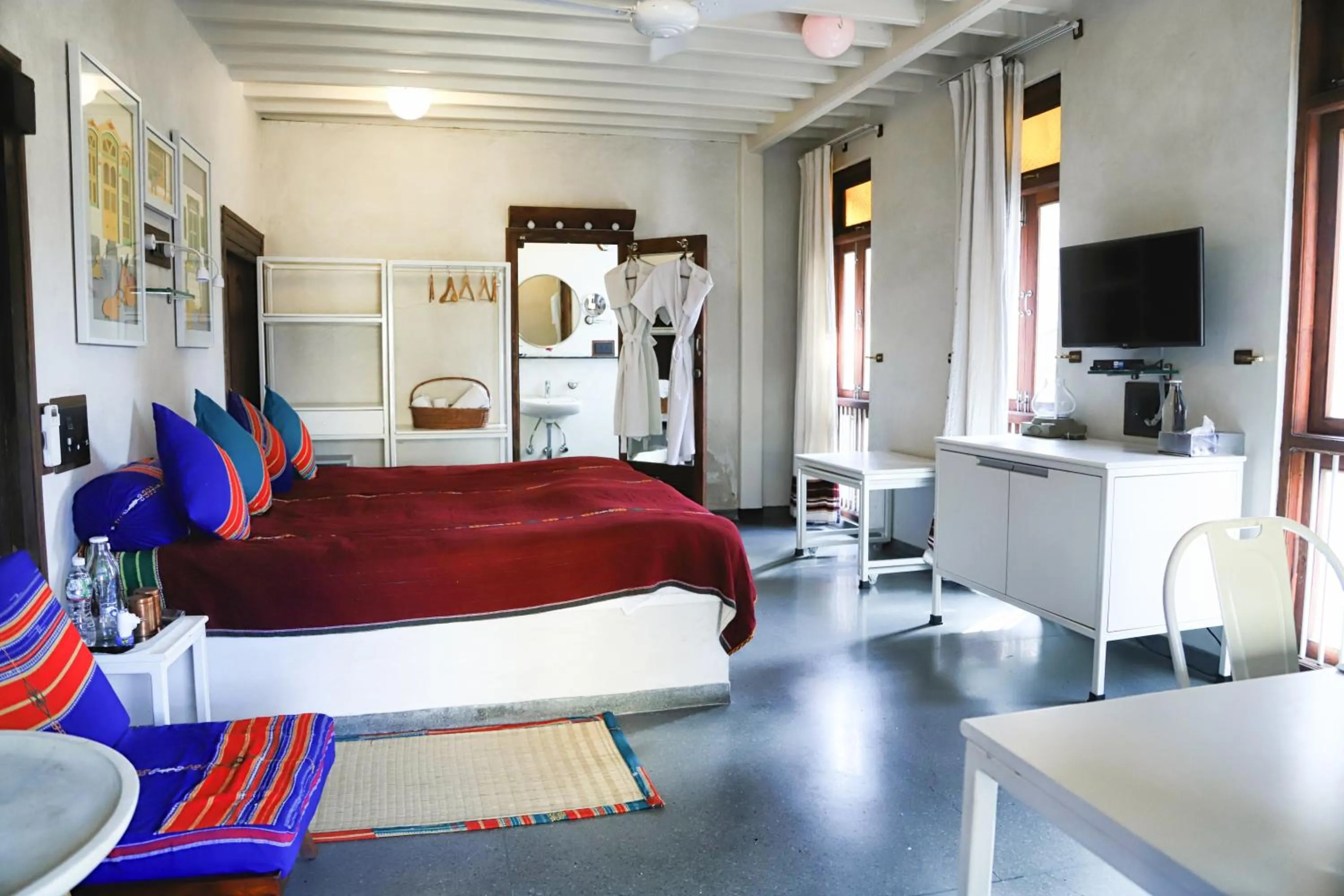 Living room, Bed in Mangaldas Ni Haveli II by The House of MG